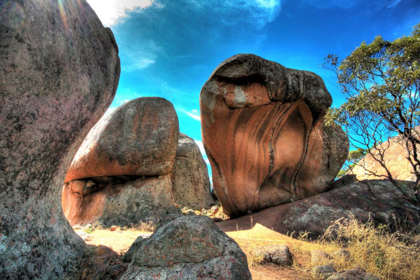 Kỳ lạ với khối đá biến thành &quot;ụ rơm&quot; màu hồng ở phía Nam nước Úc - Ảnh 4.