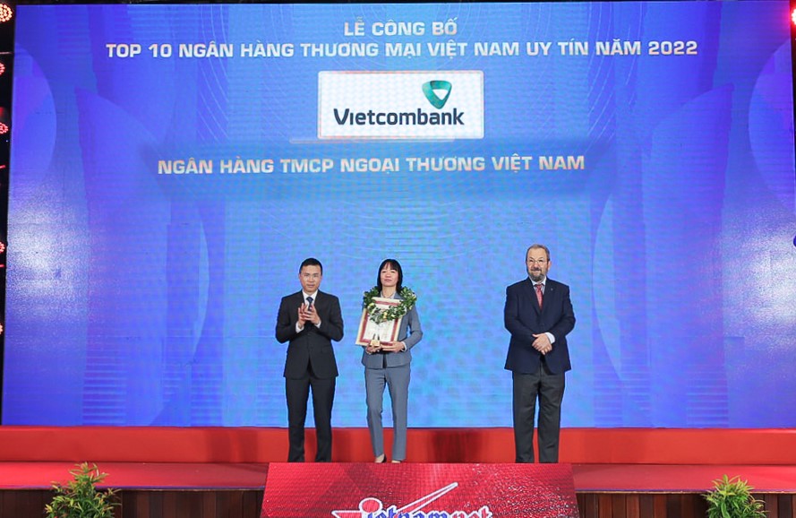 Vietcombank lần thứ 7 liên tiếp đứng đầu bảng xếp hạng Top 10 ngân hàng thương mại uy tín  - Ảnh 2.