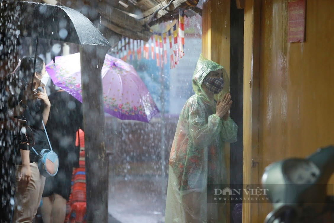 Người Hà Nội đội mưa lớn đến chùa Phúc Khánh dự đại lễ Vu lan  - Ảnh 6.