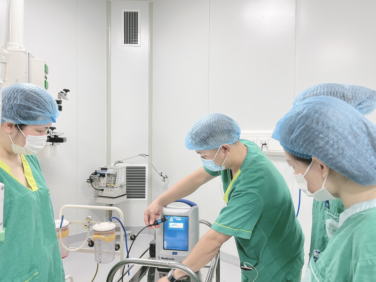 BVĐK tỉnh Sơn La: Đưa vào sử dụng hệ thống máy khoan cắt tốc độ cao trong phẫu thuật nội soi mũi xoang - Ảnh 2.