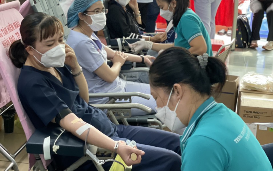 Y, bác sĩ Bệnh viện Nguyễn Tri Phương hiến máu cứu người