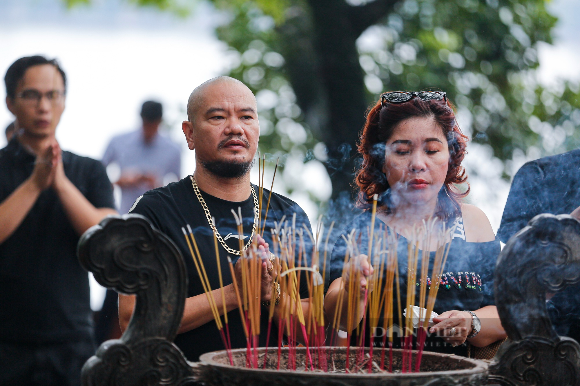 Người Hà Nội mặc áo mưa, che ô đi lễ Phủ Tây Hồ trong ngày mưa bão  - Ảnh 12.