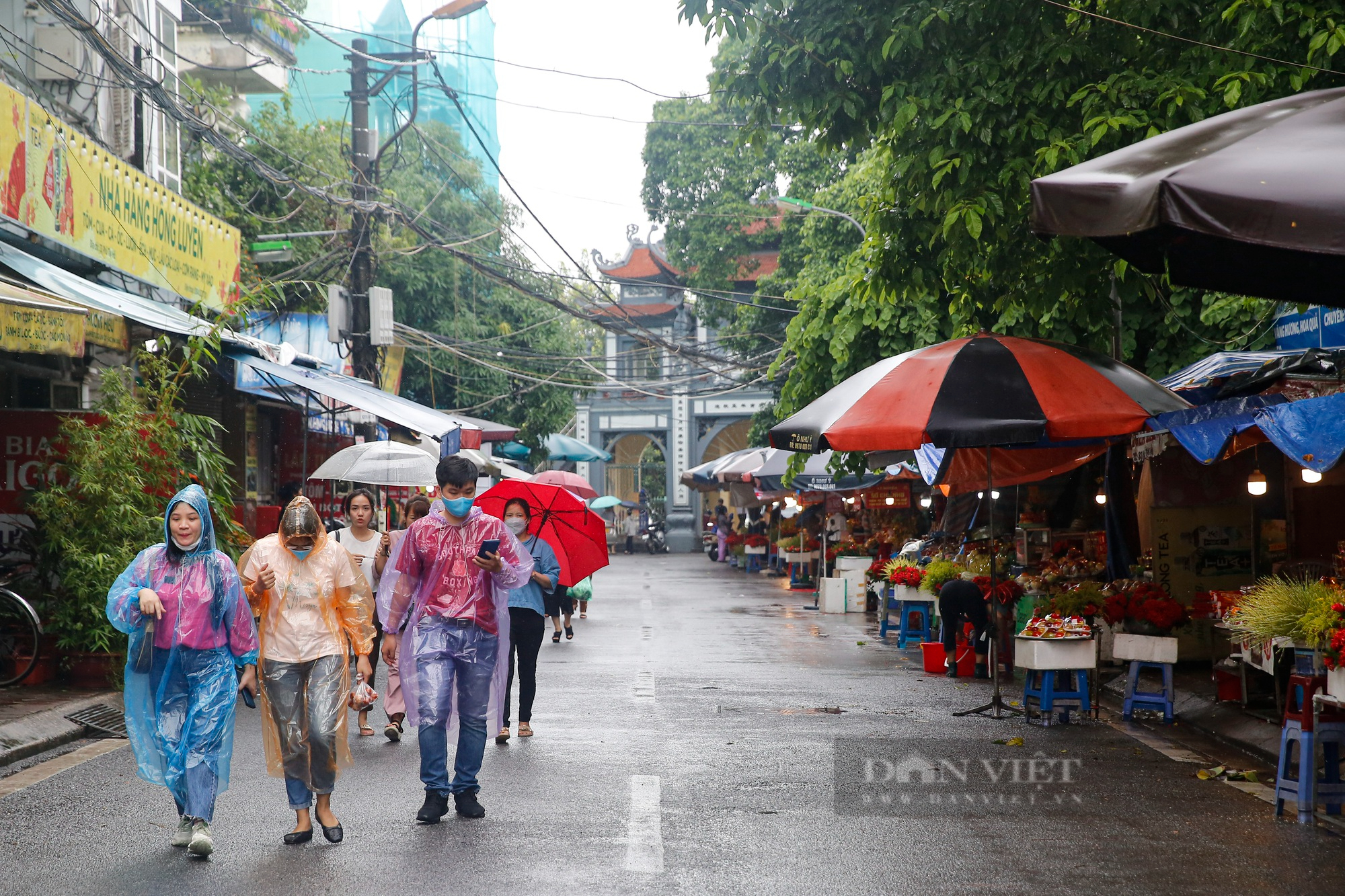 Người Hà Nội mặc áo mưa, che ô đi lễ Phủ Tây Hồ trong ngày mưa bão  - Ảnh 13.