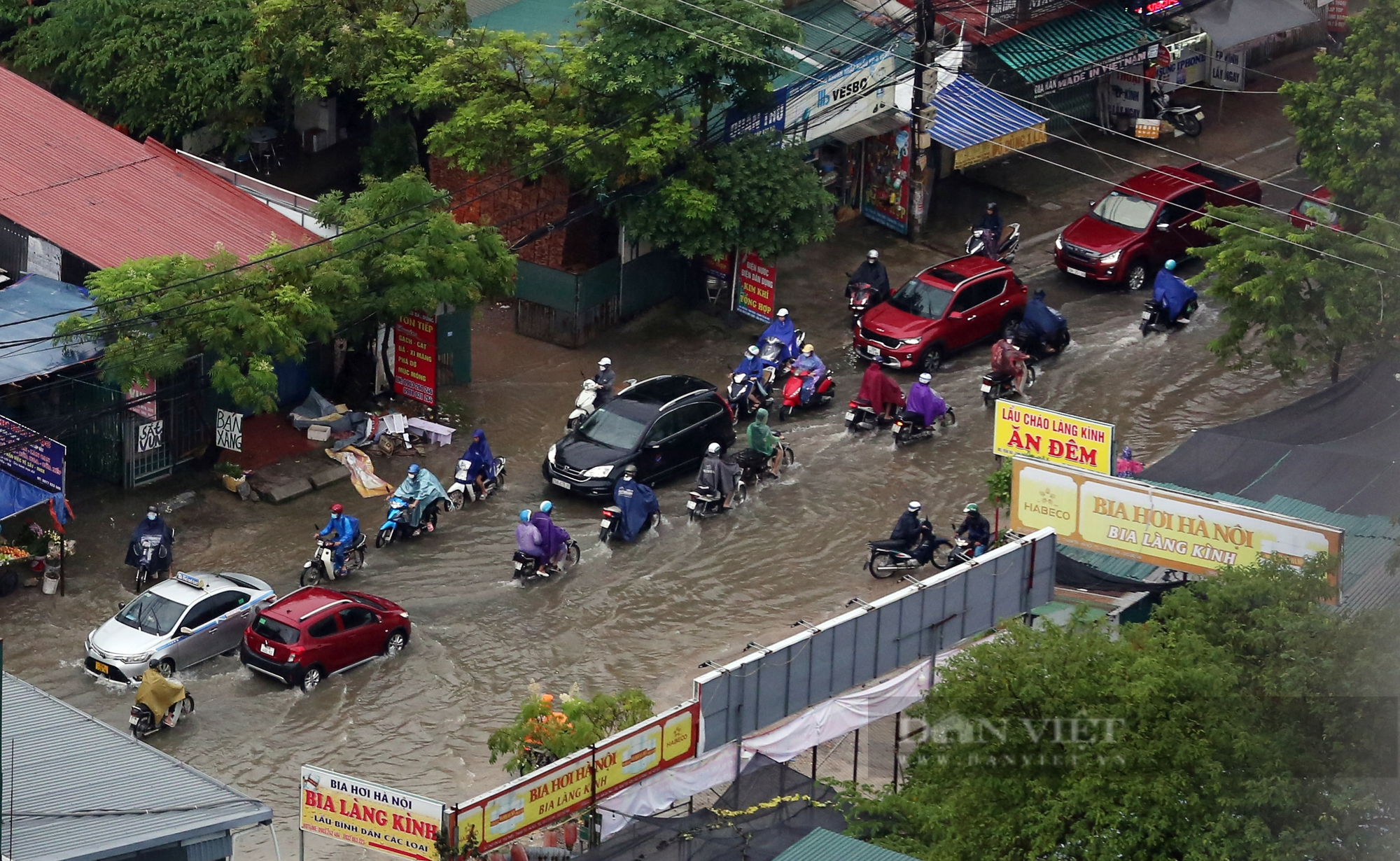 Hà Nội mưa lớn trong đêm, nhiều tuyến đường ngập nặng và ùn tắc - Ảnh 2.