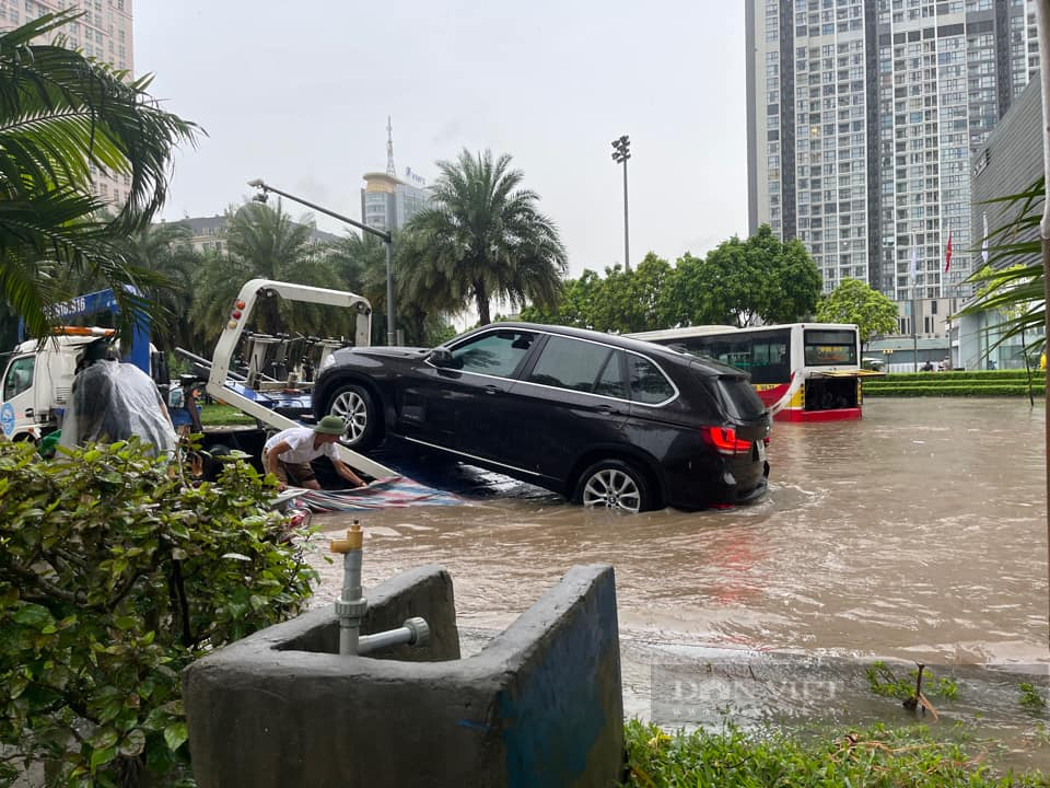 Hà Nội mưa lớn trong đêm, nhiều tuyến đường biến thành sông và ùn tắc hàng giờ đồng hồ - Ảnh 11.