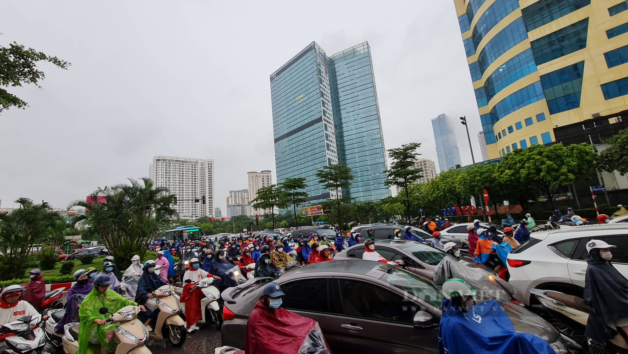 Hà Nội mưa lớn trong đêm, nhiều tuyến đường biến thành sông và ùn tắc hàng giờ đồng hồ - Ảnh 16.