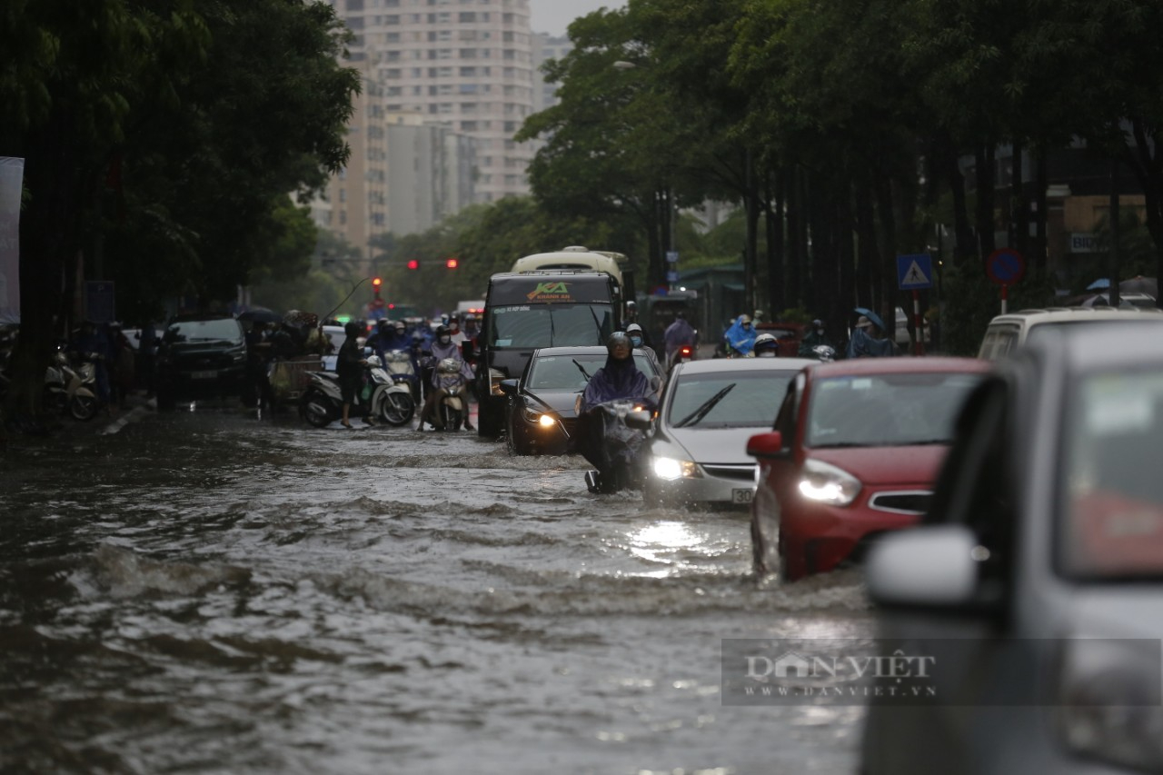 Hà Nội mưa lớn trong đêm, nhiều tuyến đường ngập nặng và ùn tắc - Ảnh 3.