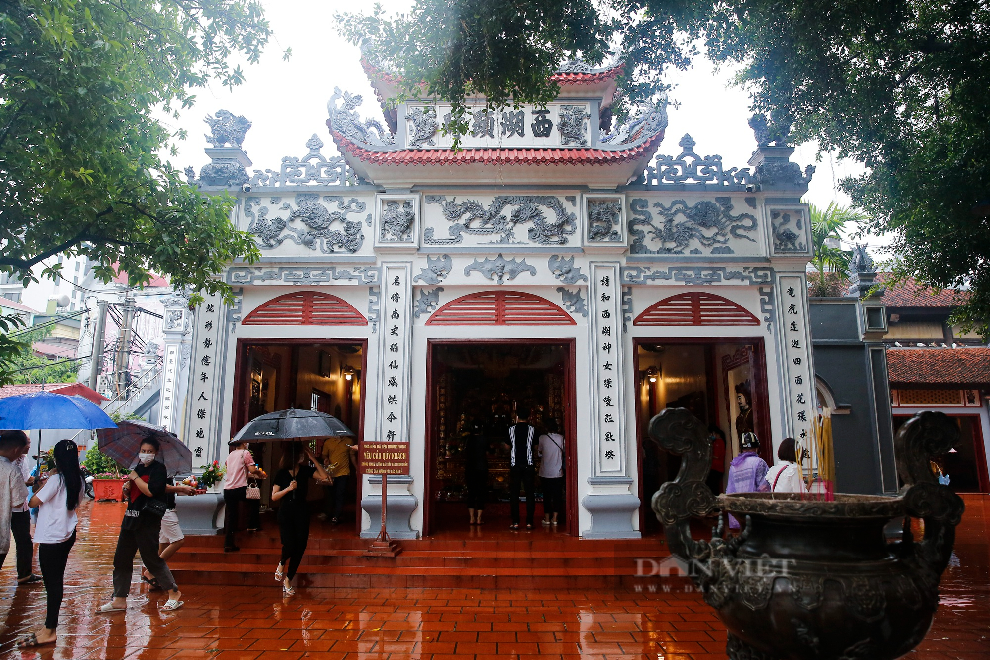 Người Hà Nội mặc áo mưa, che ô đi lễ Phủ Tây Hồ trong ngày mưa bão  - Ảnh 4.