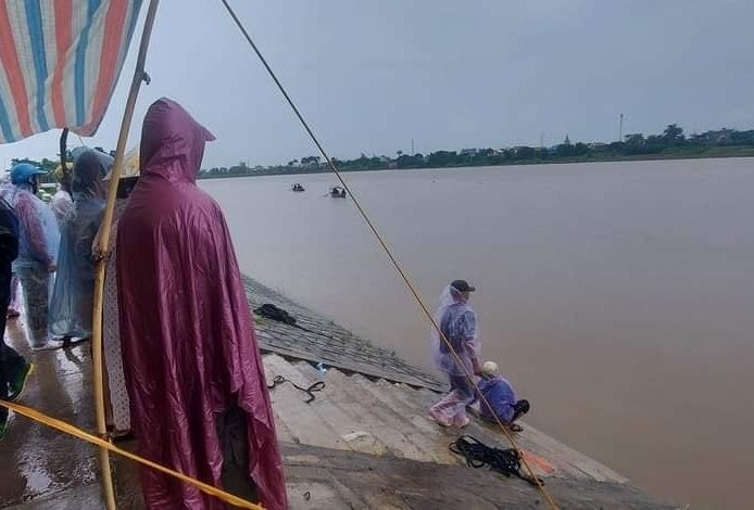 Vụ 4 người mất tích trên sông Đào, Nam Định: Tìm thấy thi thể 1 bé gái - Ảnh 1.