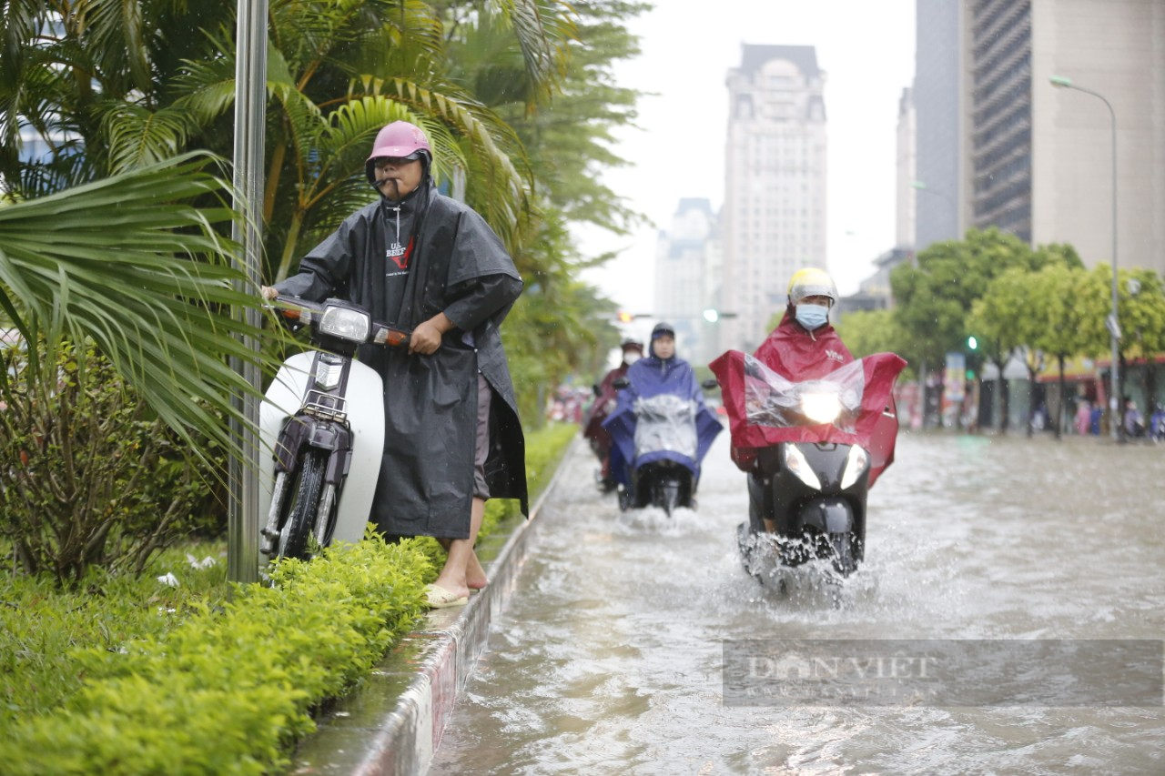 Hà Nội mưa lớn trong đêm, nhiều tuyến đường ngập nặng và ùn tắc - Ảnh 6.