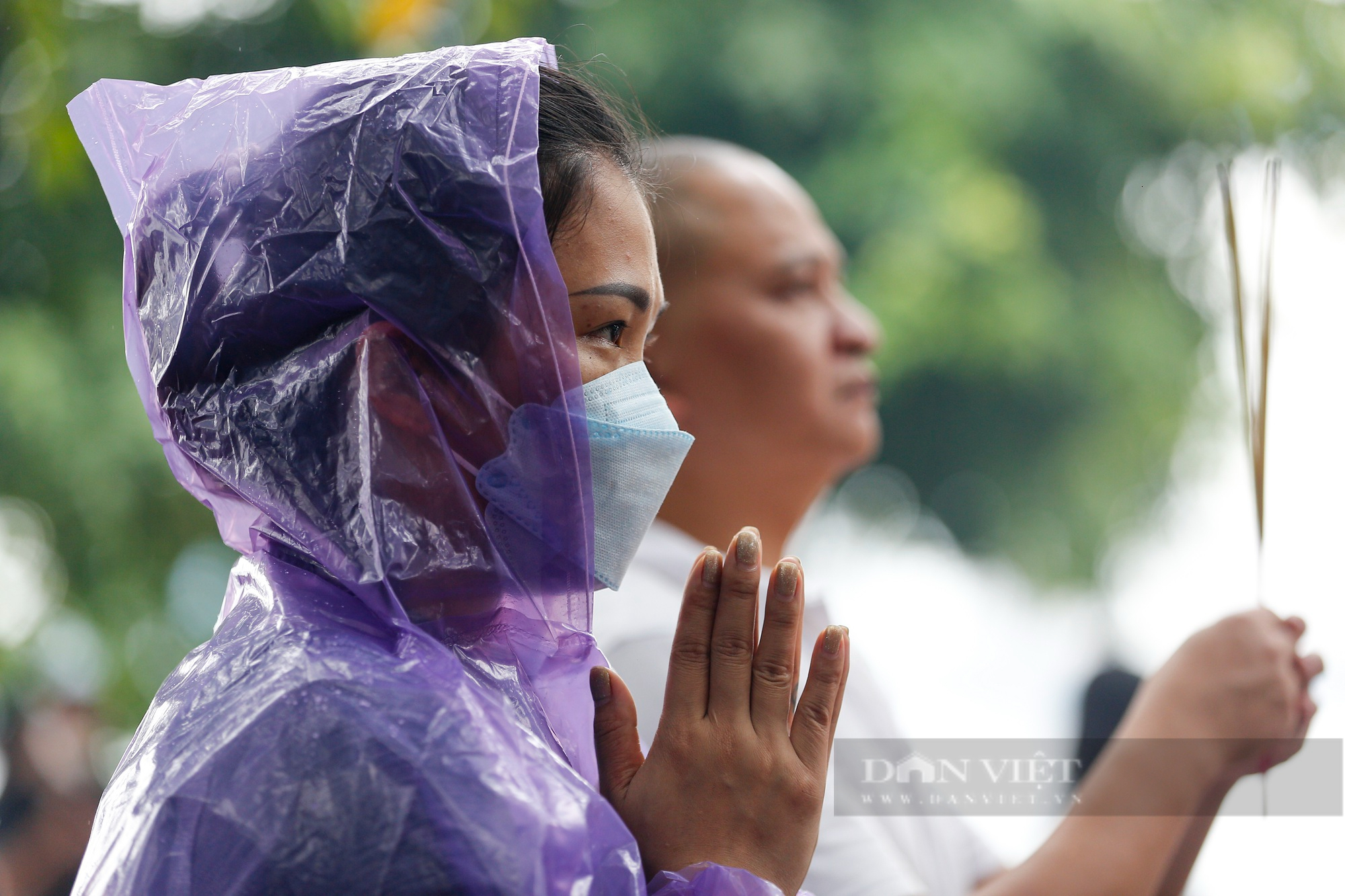 Người Hà Nội mặc áo mưa, che ô đi lễ Phủ Tây Hồ trong ngày mưa bão  - Ảnh 7.