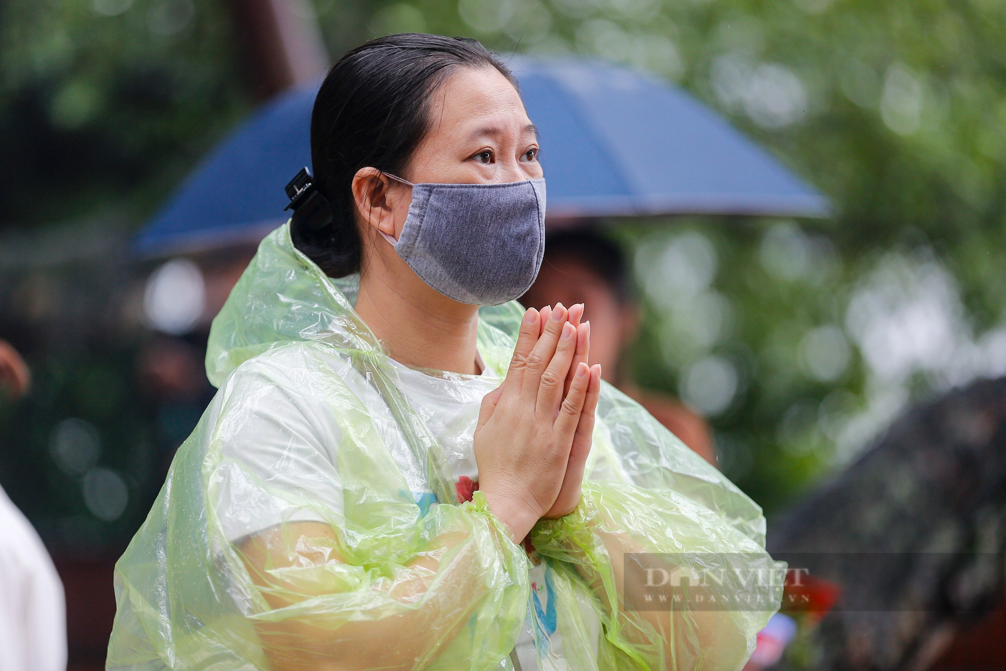 Người Hà Nội mặc áo mưa, che ô đi lễ Phủ Tây Hồ trong ngày mưa bão  - Ảnh 8.