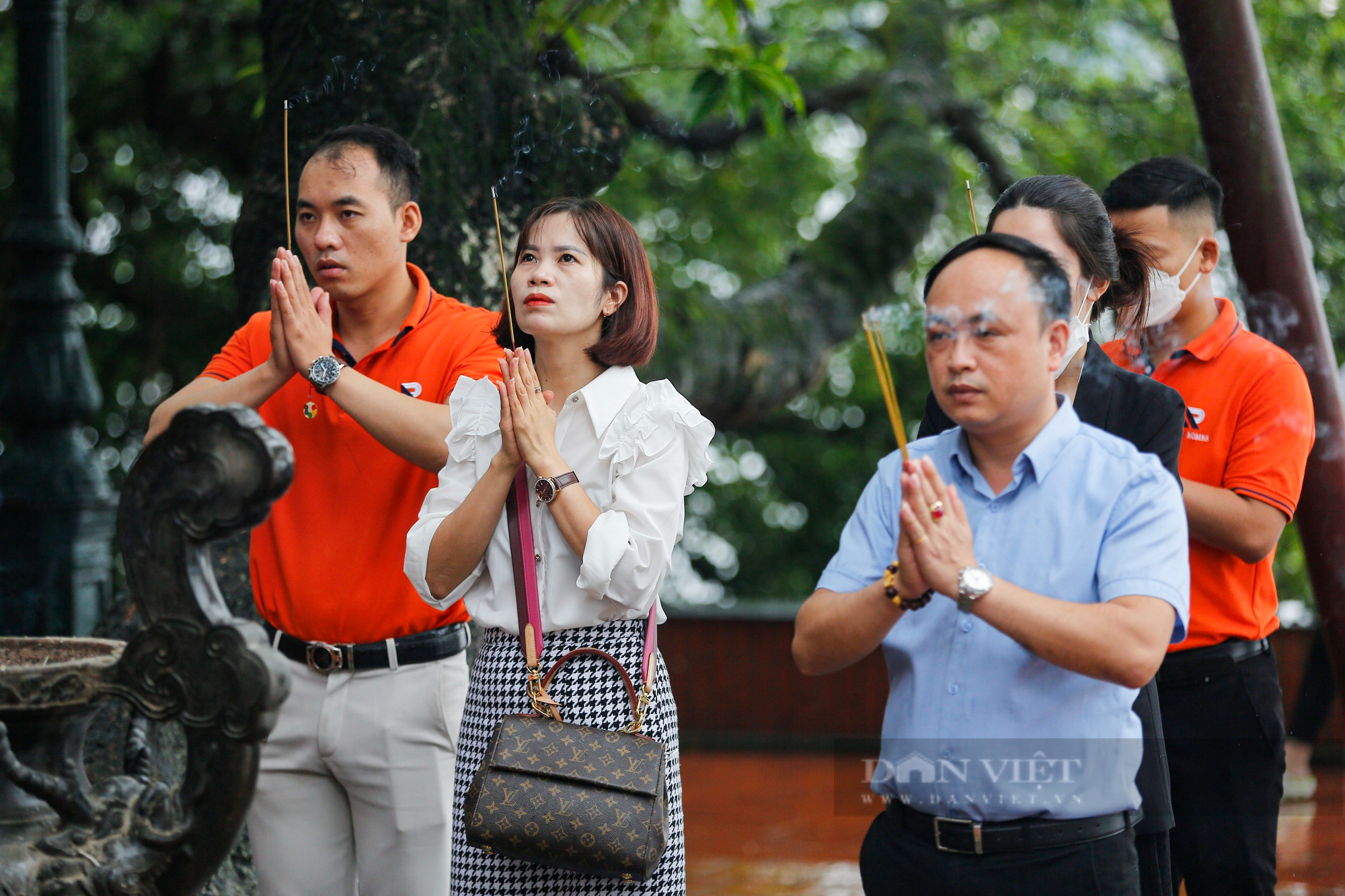 Người Hà Nội mặc áo mưa, che ô đi lễ Phủ Tây Hồ trong ngày mưa bão  - Ảnh 9.