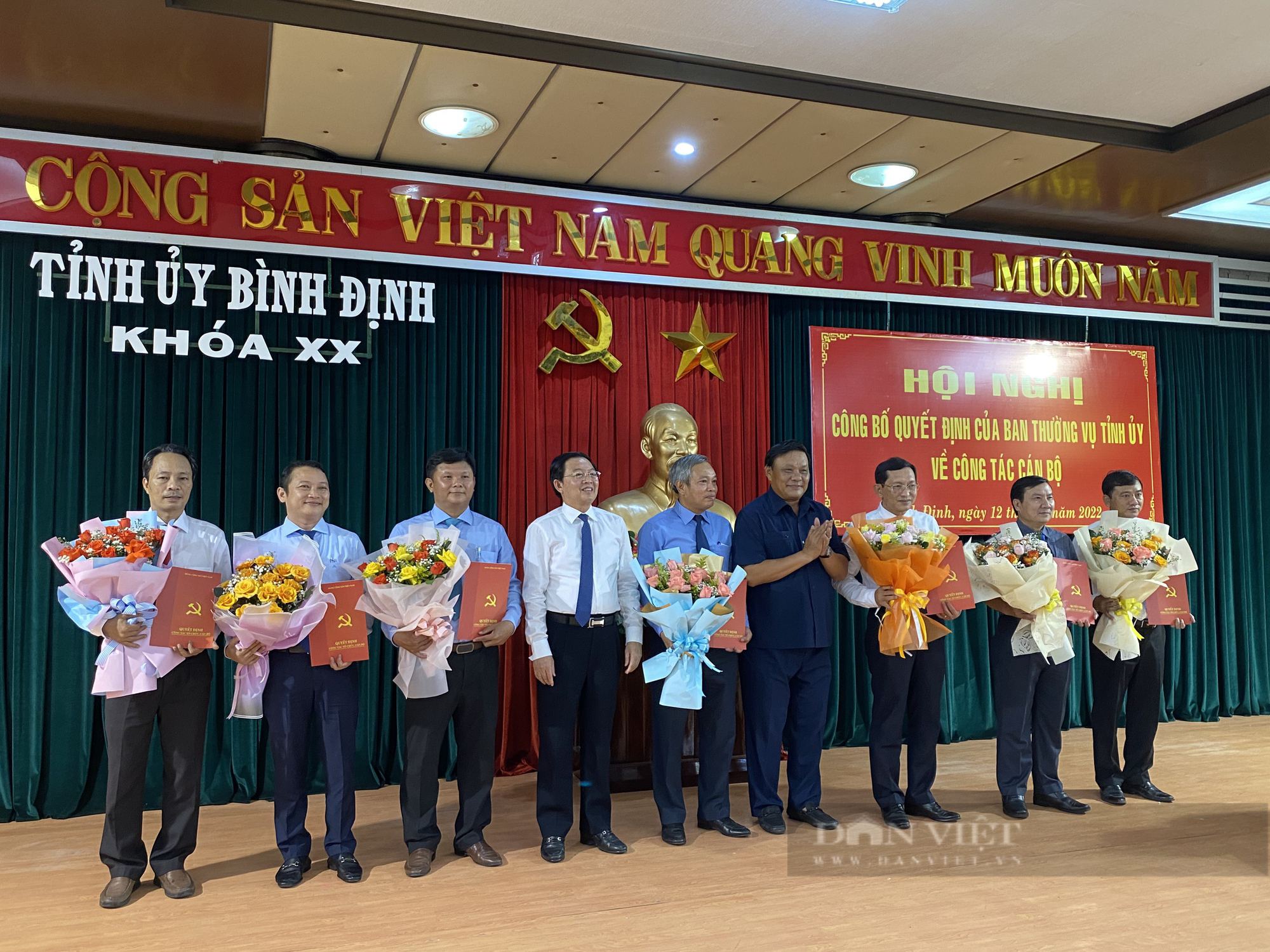 7 cán bộ ở tỉnh Bình Định nhận nhiệm vụ mới - Ảnh 1.
