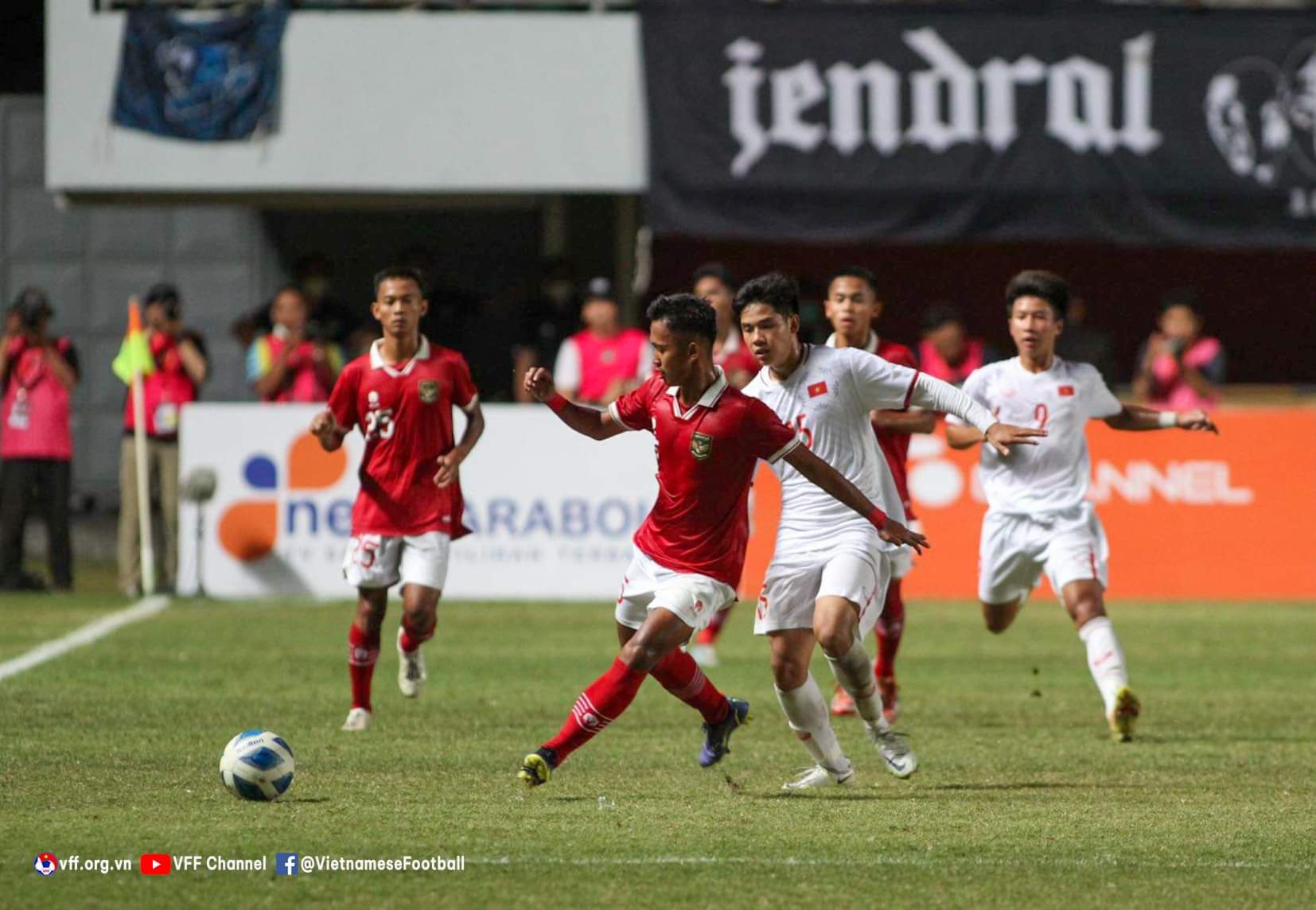 U16 Việt Nam bất ngờ được chủ nhà Indonesia tặng “bùa may mắn” - Ảnh 1.