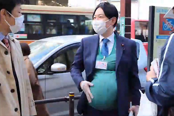 Nam Bộ trưởng Nhật Bản thử mang 'bụng bầu' vượt mặt để hiểu gánh nặng mang thai của phụ nữ - Ảnh 1.