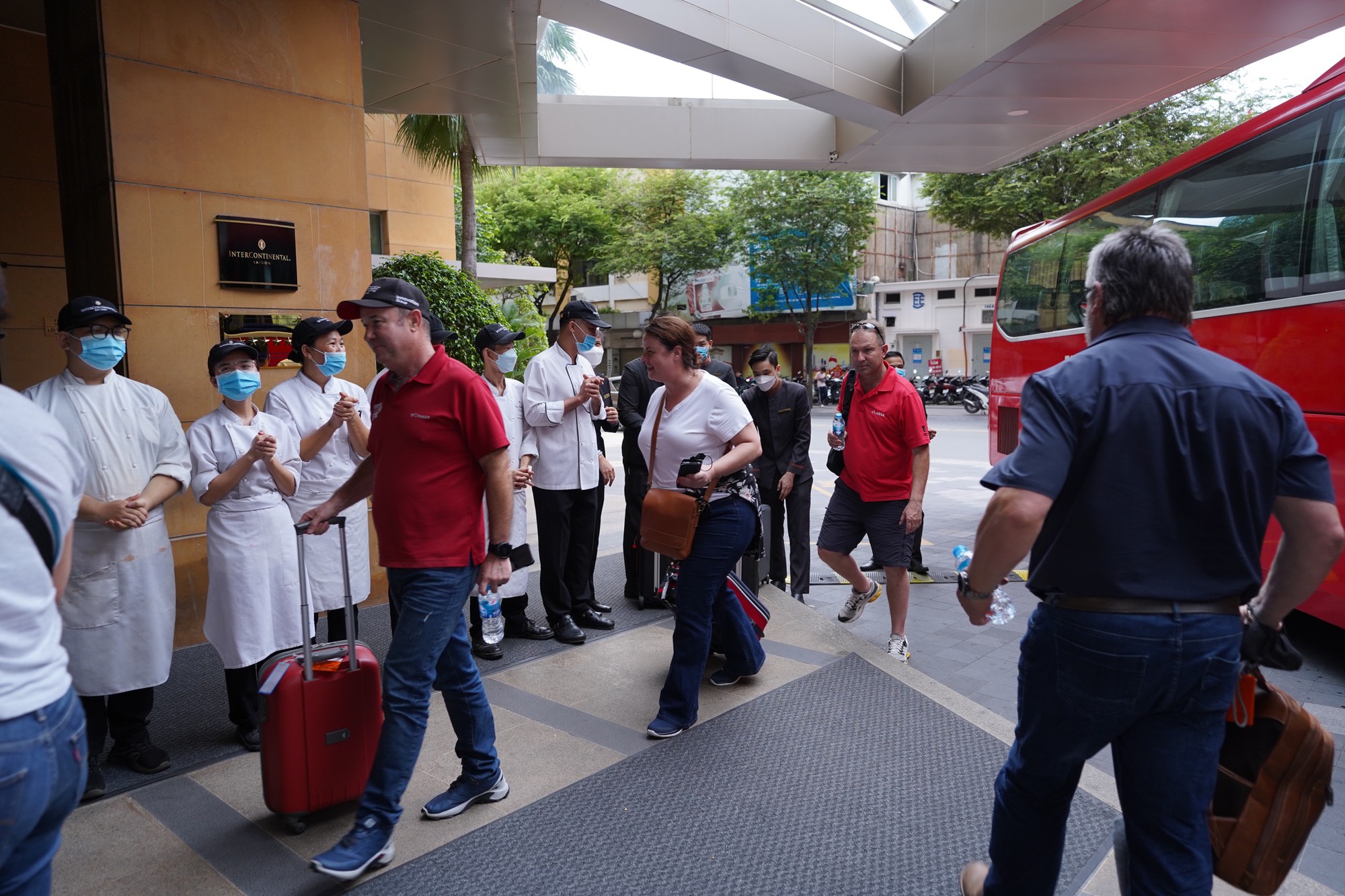 Hơn 100 khách Nam Phi đến TP.HCM, tham gia hội nghị rồi dạo phố bằng xe bus, ngắm Sài Gòn trên du thuyền - Ảnh 3.