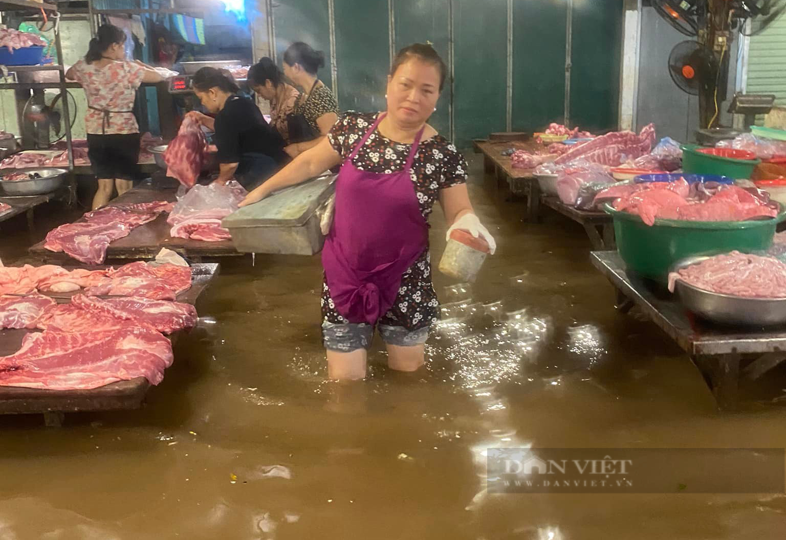 Hà Nội: Chợ ngập sâu trong nước, tiểu thương xắn quần mưu sinh - Ảnh 5.