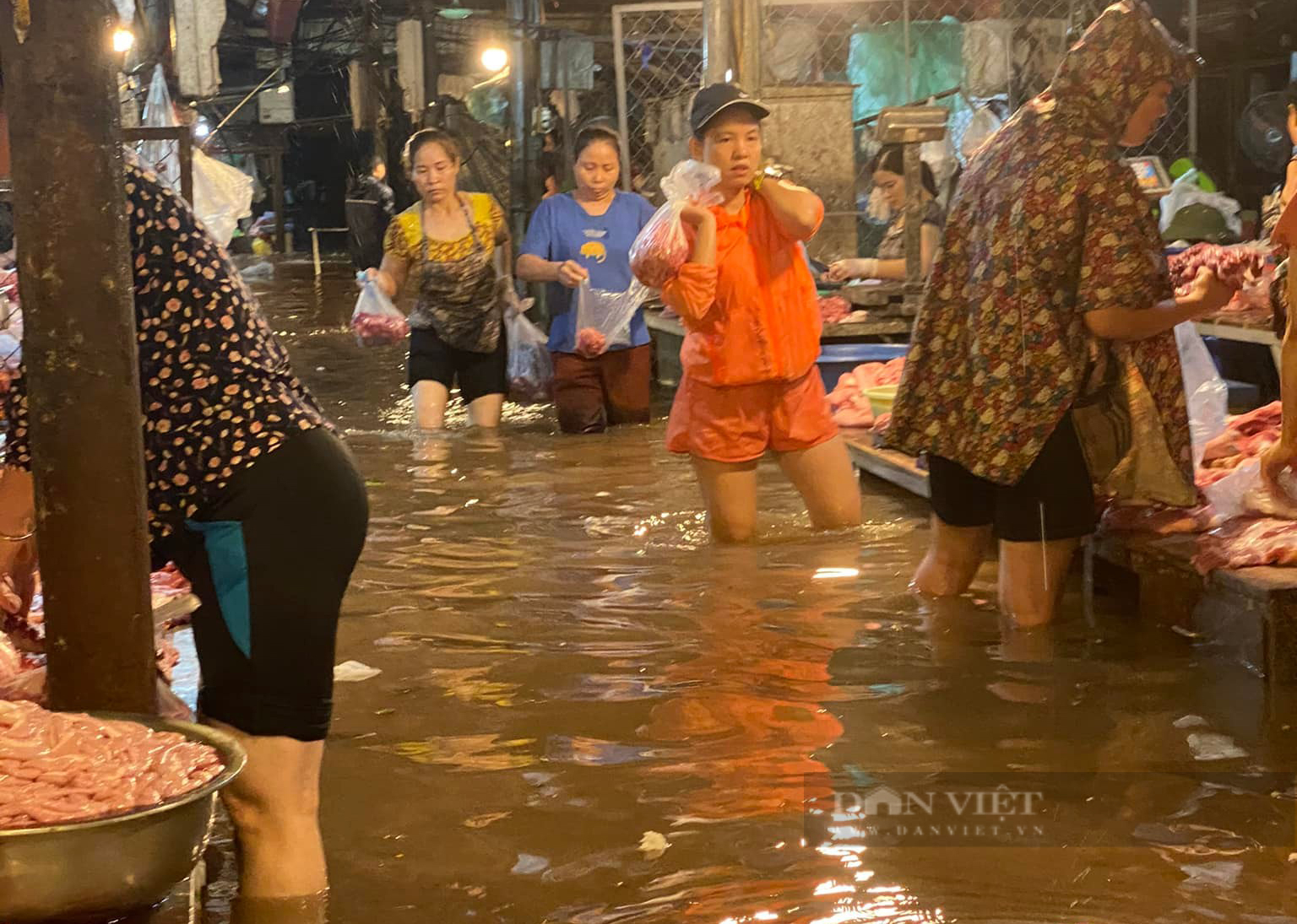 Hà Nội: Chợ ngập sâu trong nước, tiểu thương xắn quần mưu sinh - Ảnh 4.