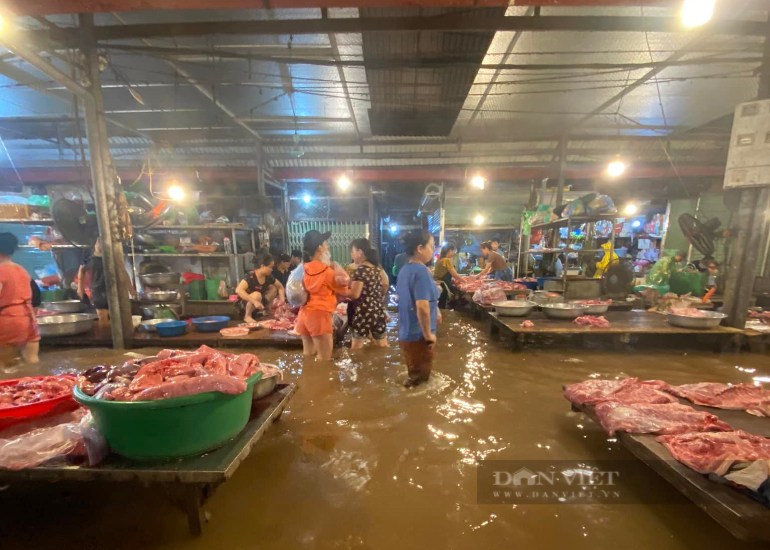 Hà Nội: Chợ ngập sâu trong nước, tiểu thương xắn quần mưu sinh - Ảnh 3.
