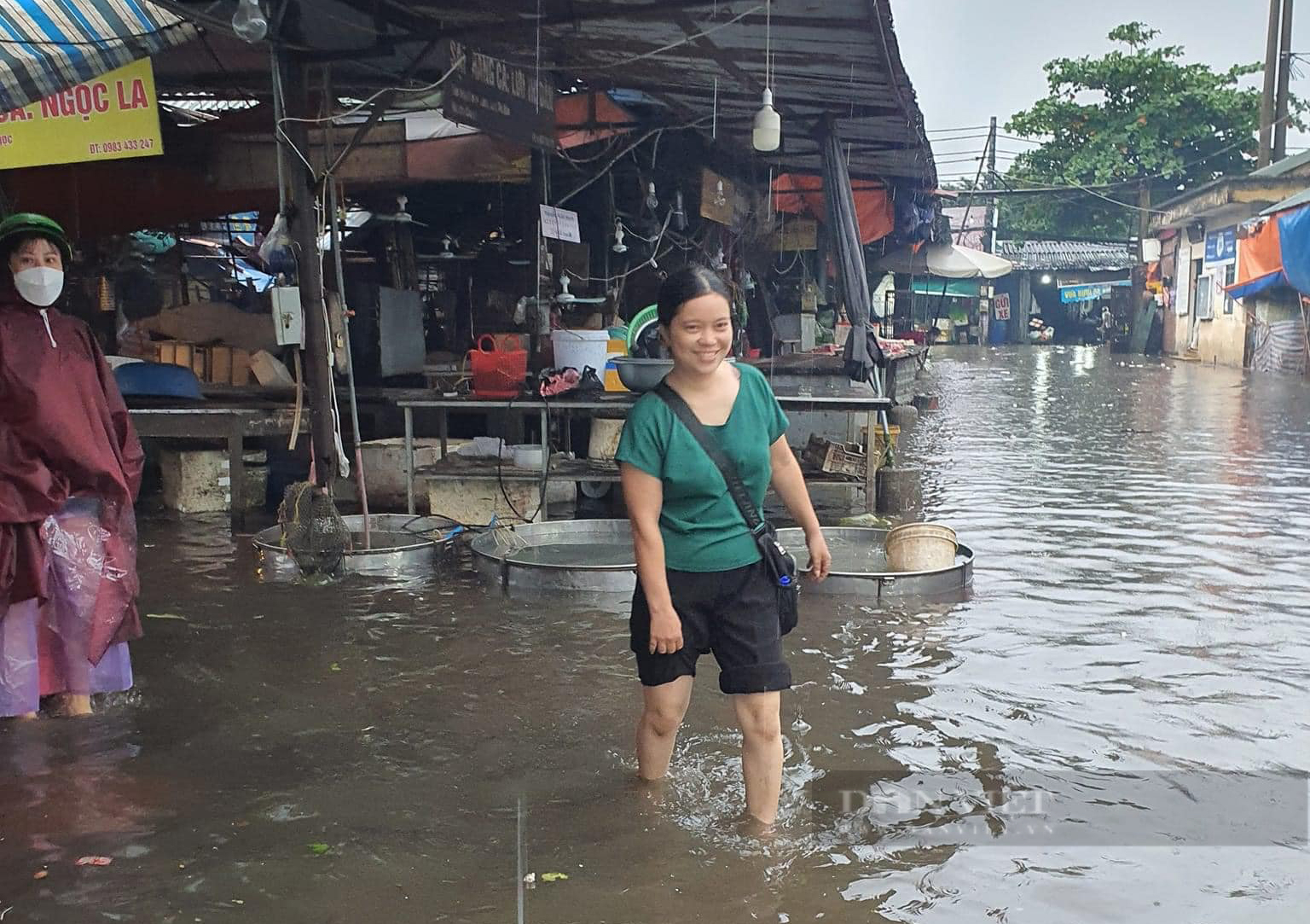 Hà Nội: Chợ ngập sâu trong nước, tiểu thương xắn quần mưu sinh - Ảnh 6.