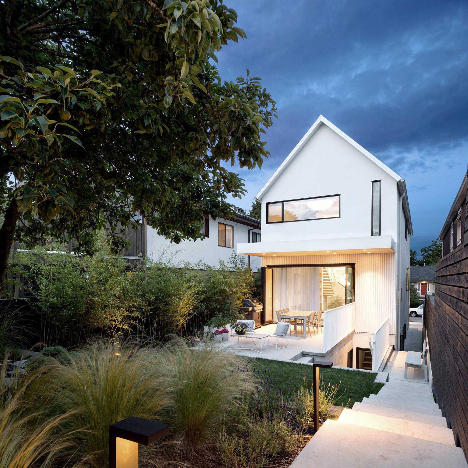 Ngôi nhà có ngoại thất màu trắng có khả năng bắt sáng tốt mang lại vẻ đẹp tinh tế và sang trọng - Ảnh 6.