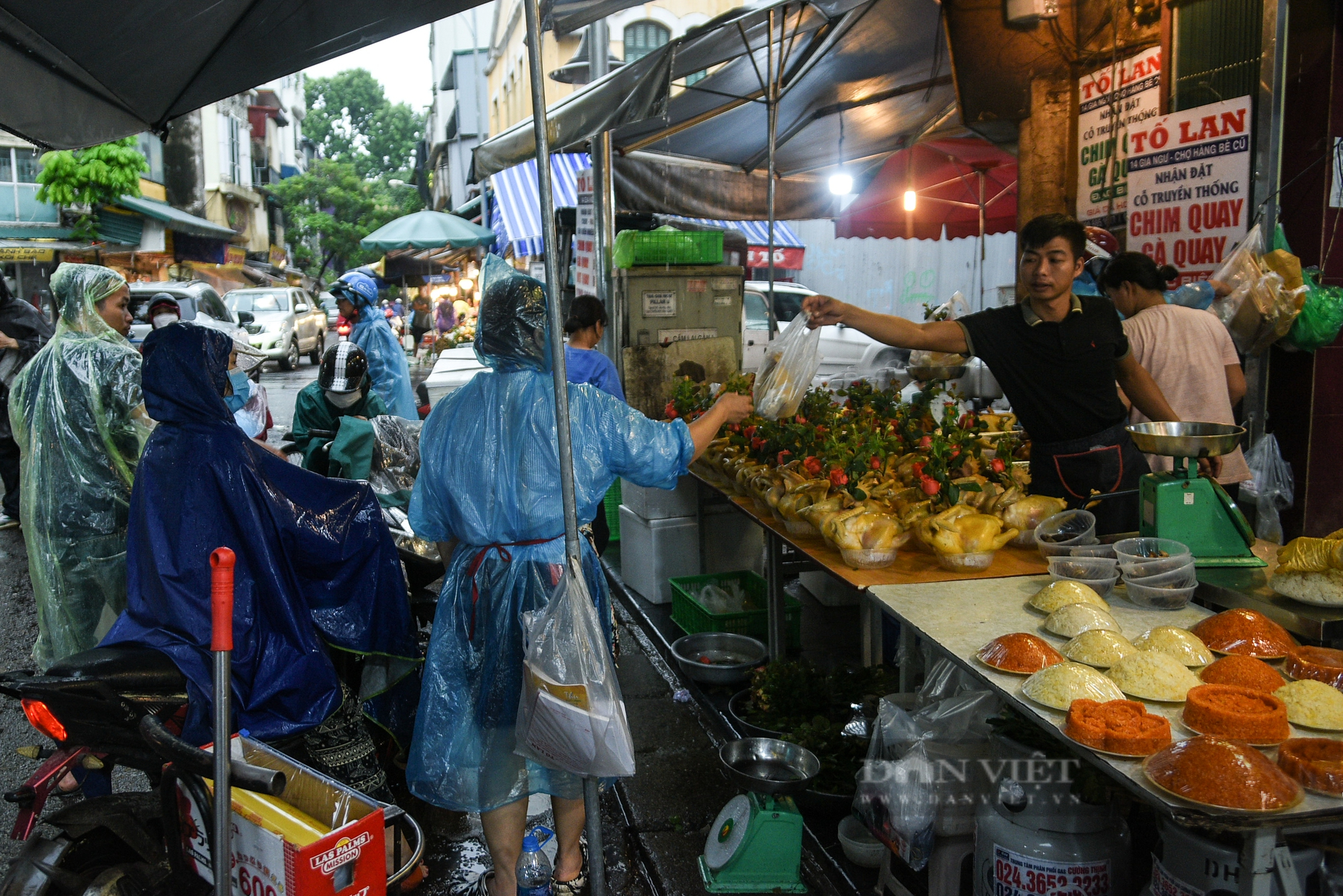 Người dân đội mưa sắm đồ cúng Rằm tháng 7 tại chợ nhà giàu - Ảnh 3.