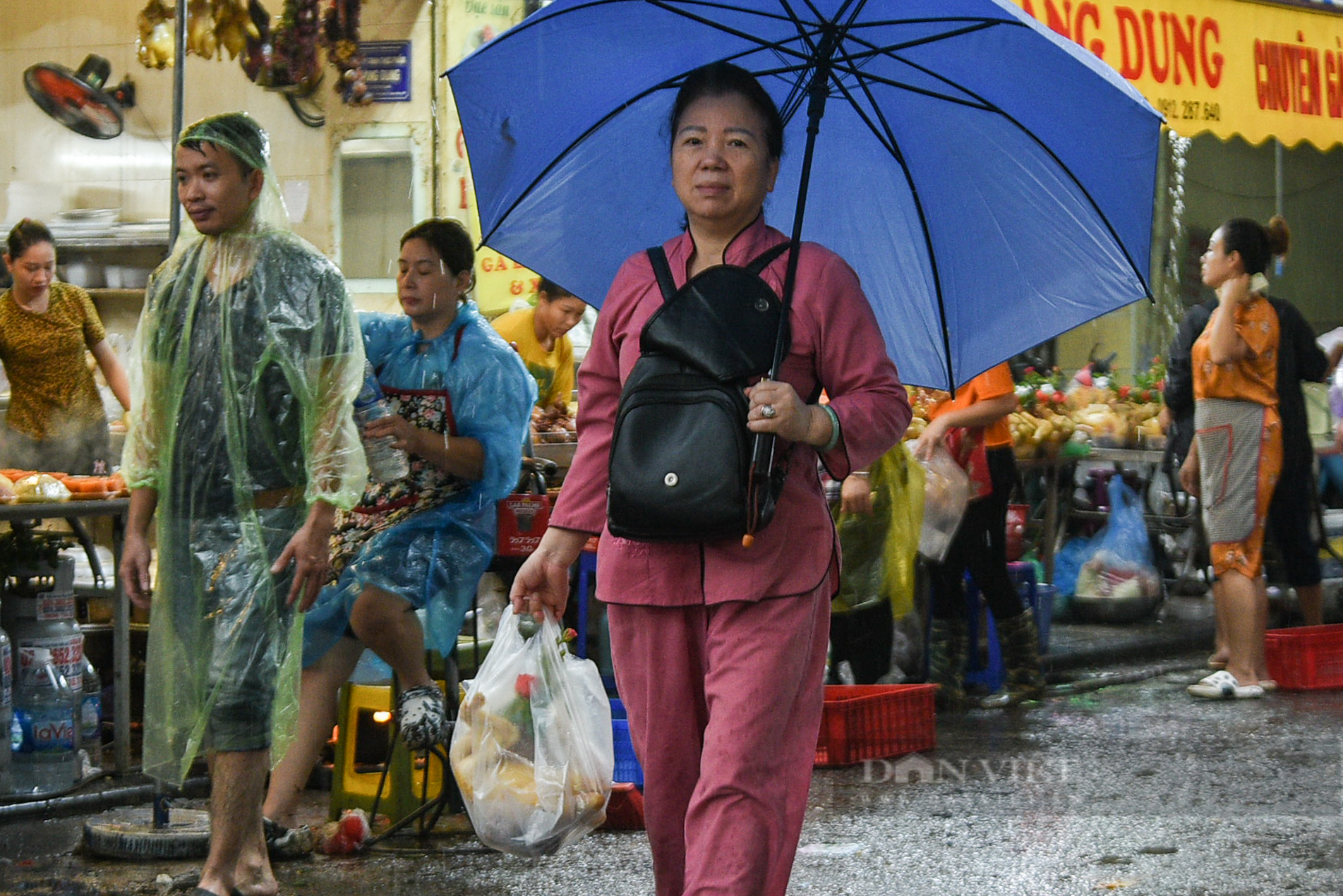 Người dân đội mưa sắm đồ cúng Rằm tháng 7 tại chợ nhà giàu - Ảnh 7.