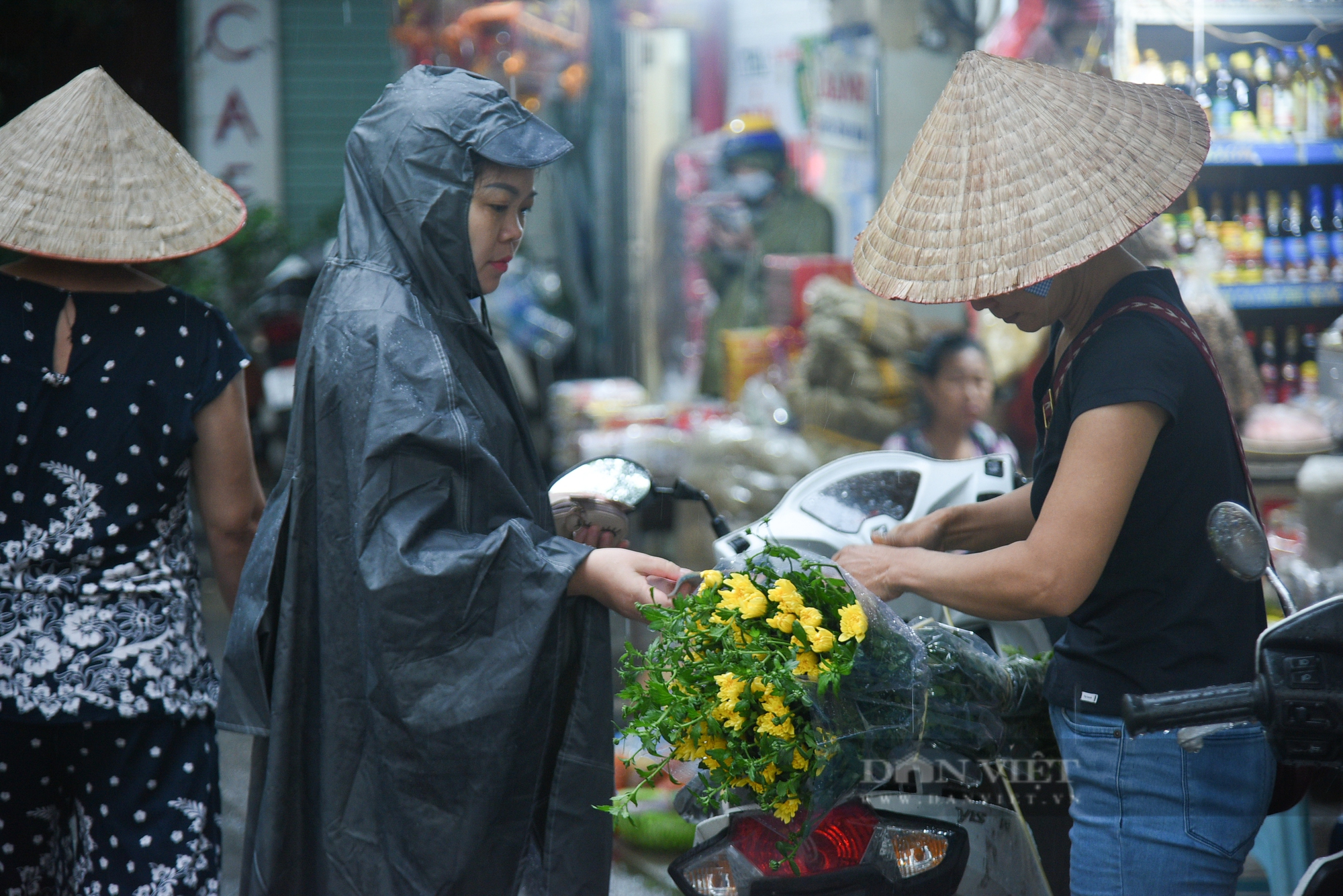 Người dân đội mưa sắm đồ cúng Rằm tháng 7 tại chợ nhà giàu - Ảnh 12.