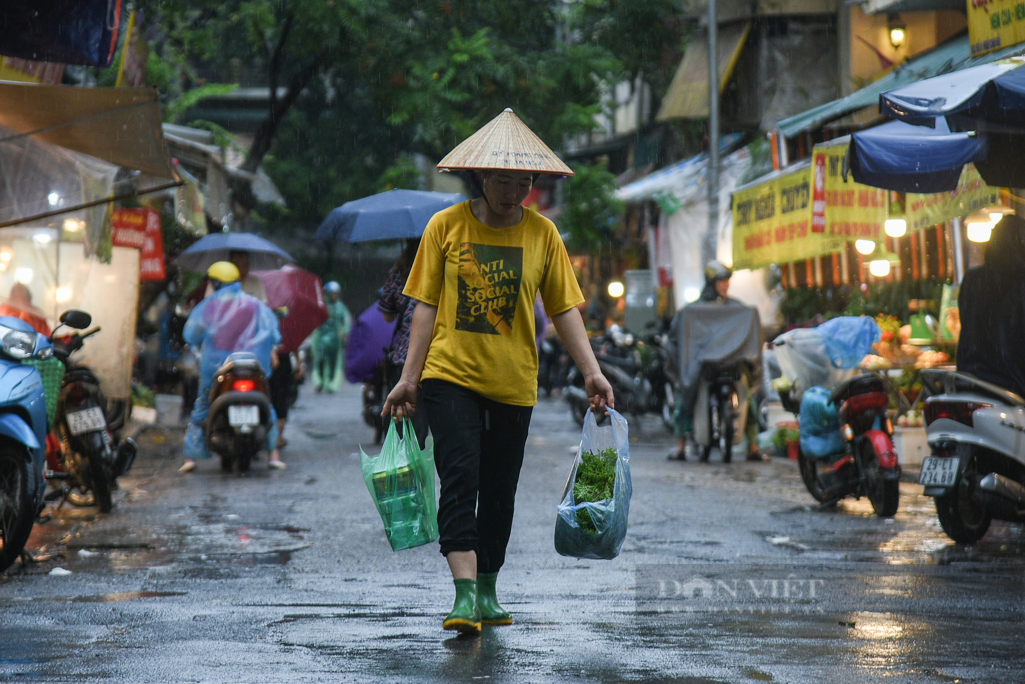 Người dân đội mưa sắm đồ cúng Rằm tháng 7 tại chợ nhà giàu - Ảnh 2.