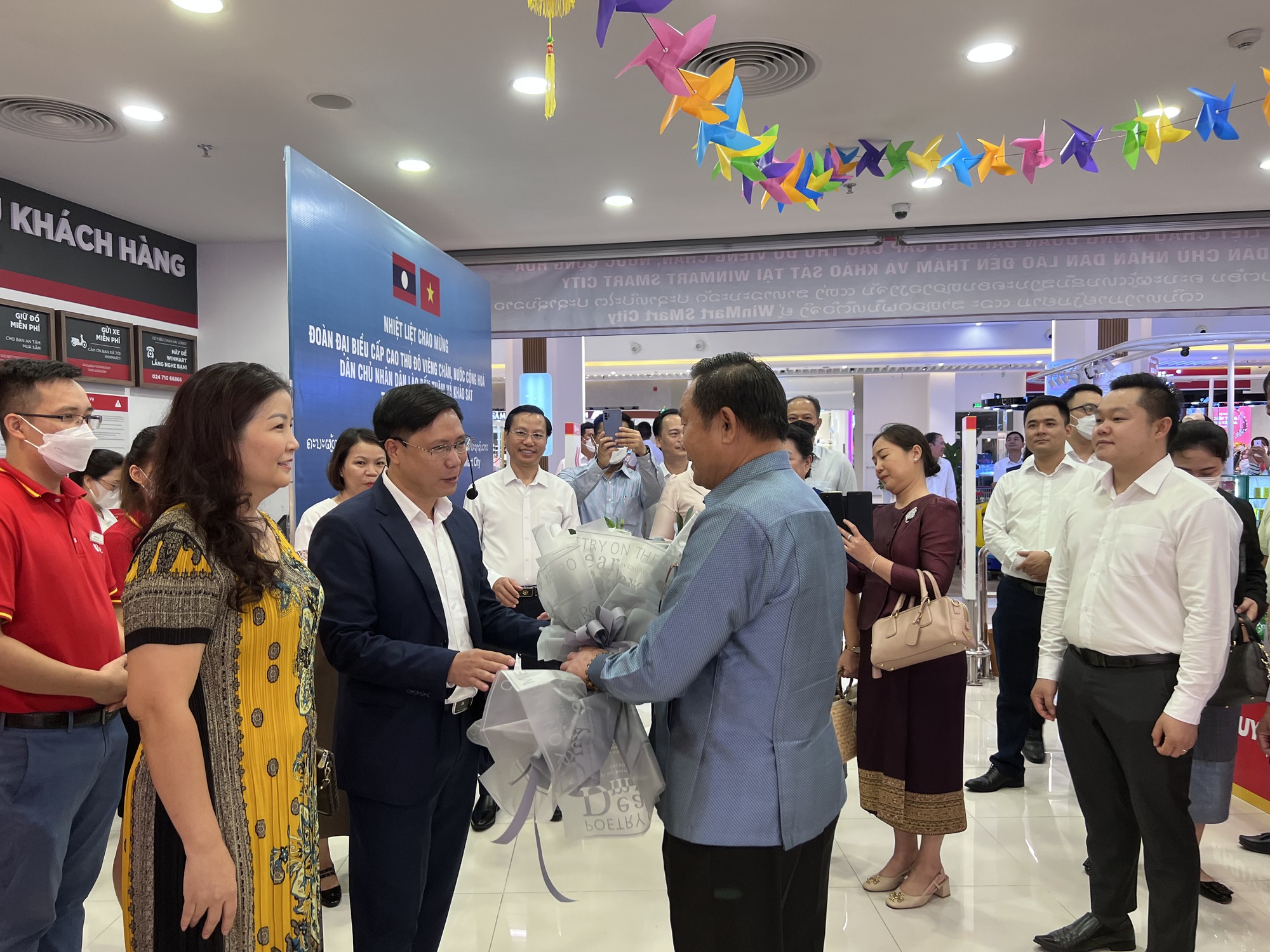 Đoàn đại biểu cấp cao thủ đô Viêng Chăn thăm và làm việc tại siêu thị WinMart Smart City - Ảnh 1.