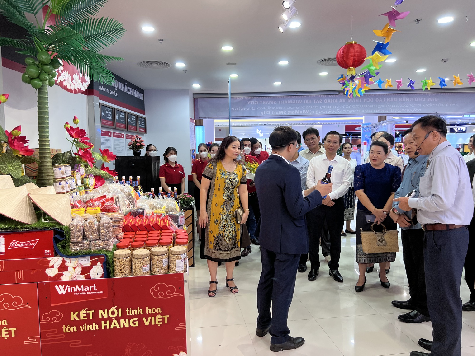Đoàn đại biểu cấp cao thủ đô Viêng Chăn thăm và làm việc tại siêu thị WinMart Smart City - Ảnh 2.