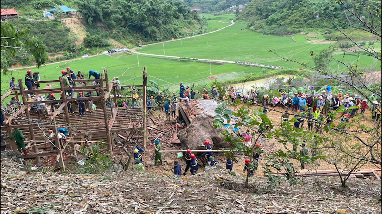 Sơn La: Mưa lớn kéo dài, đá từ trên núi lăn vào nhà dân - Ảnh 2.