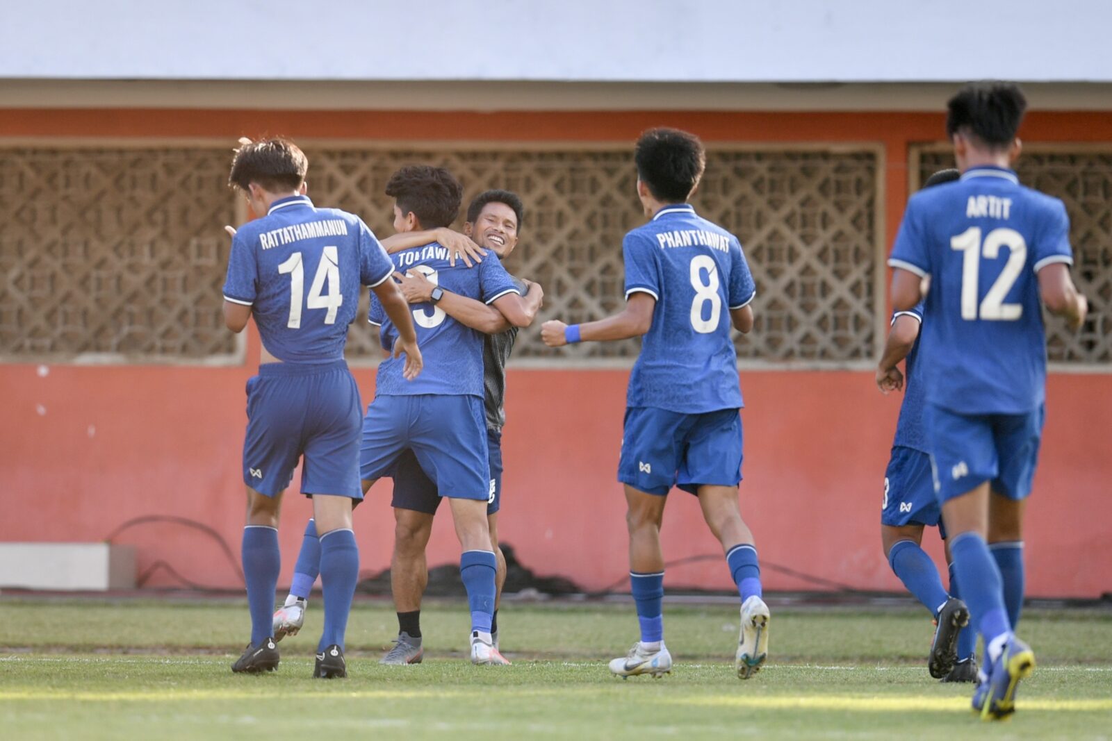Đại thắng U16 Myanmar, U16 Thái Lan giành hạng 3 tại giải U16 Đông Nam Á 2022 - Ảnh 1.