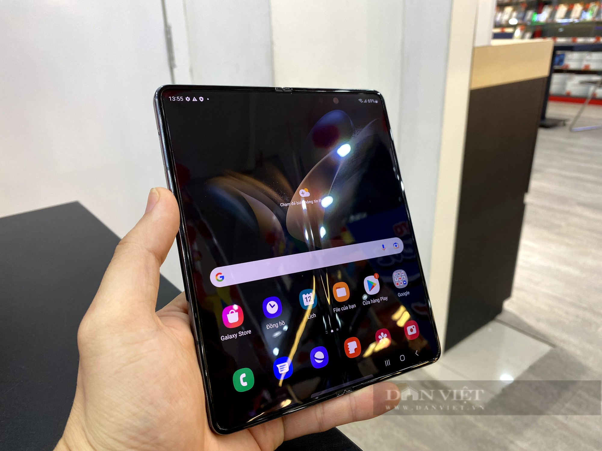 Video: &quot;Trên tay&quot; Samsung Galaxy Z Fold4 mới ra mắt, giá đắt nhất gần 45 triệu đồng liệu hấp dẫn người Việt? - Ảnh 2.