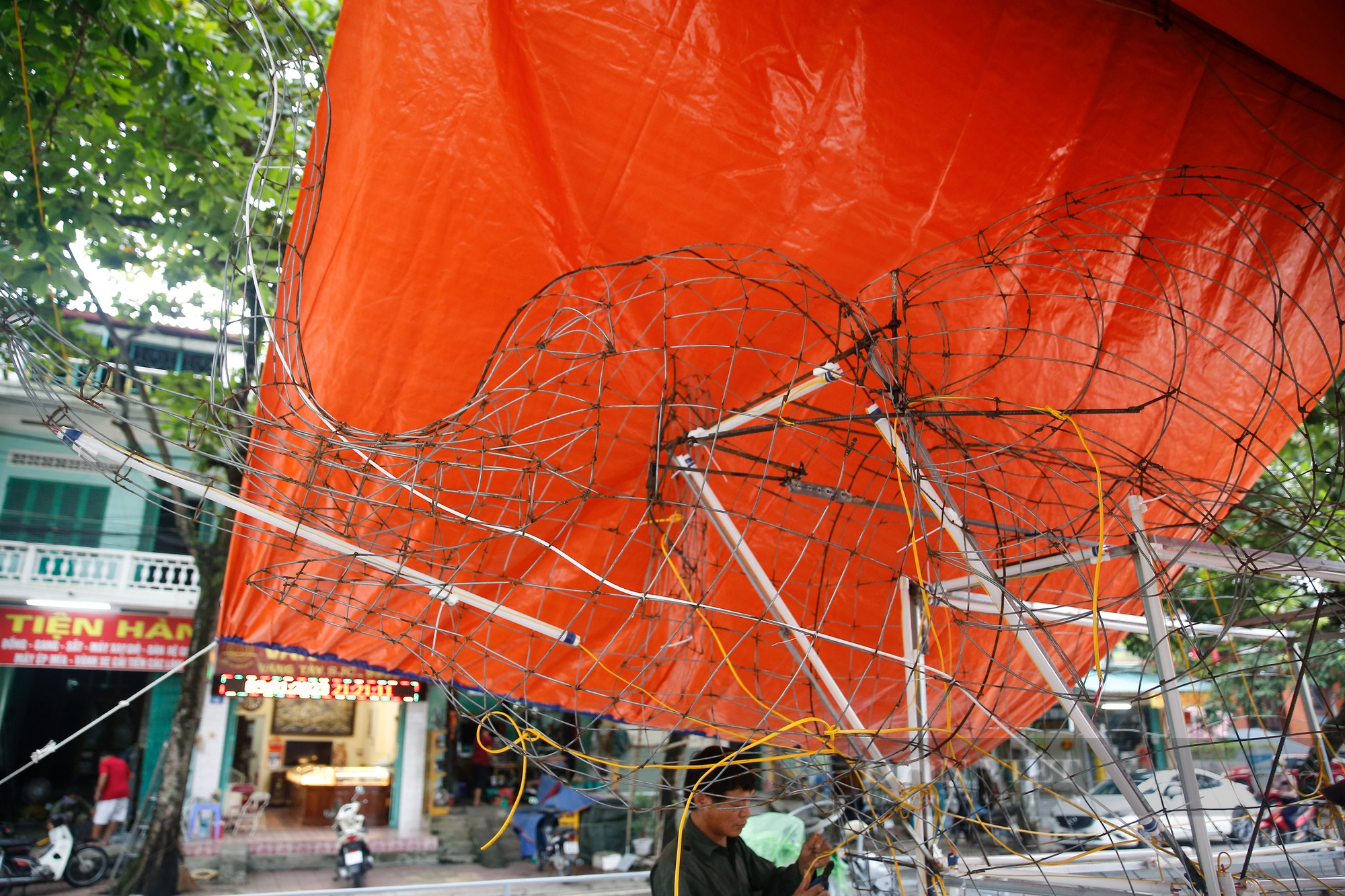 Mãn nhãn những mô hình đèn Trung thu khổng lồ được diễu hành trên đường phố Tuyên Quang - Ảnh 10.