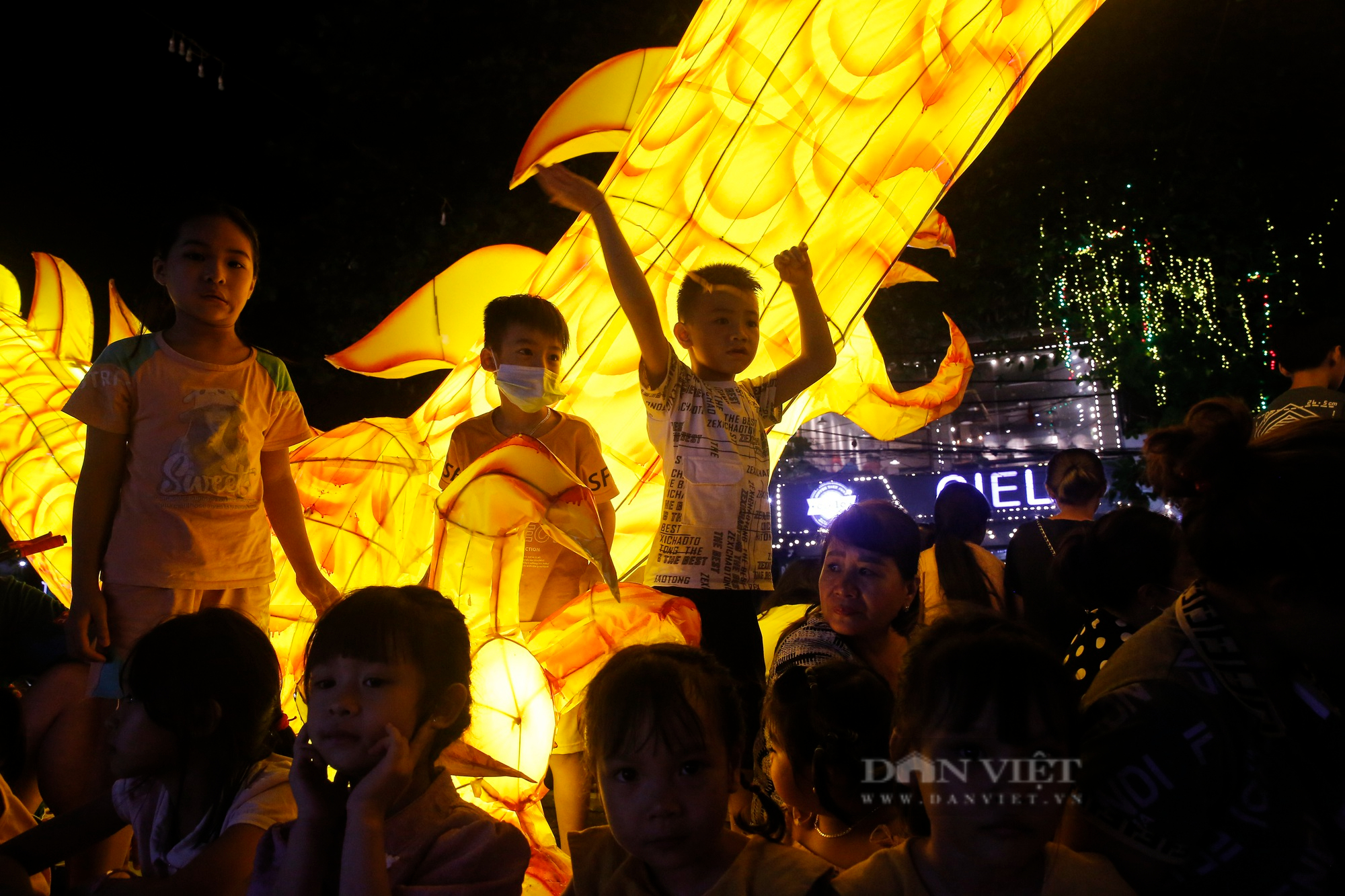 Mãn nhãn những mô hình đèn Trung thu khổng lồ được diễu hành trên đường phố Tuyên Quang - Ảnh 2.