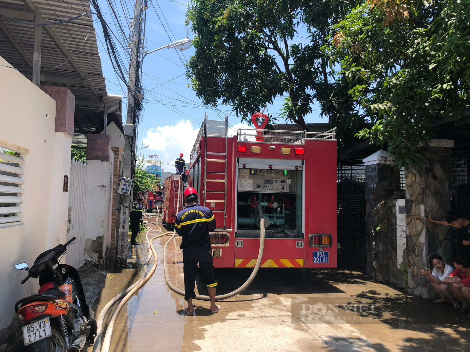 Ninh Thuận: Người thân thất thần ngồi chờ lực lượng tìm kiếm 3 nạn nhân trong ngôi nhà bị cháy rụi  - Ảnh 2.