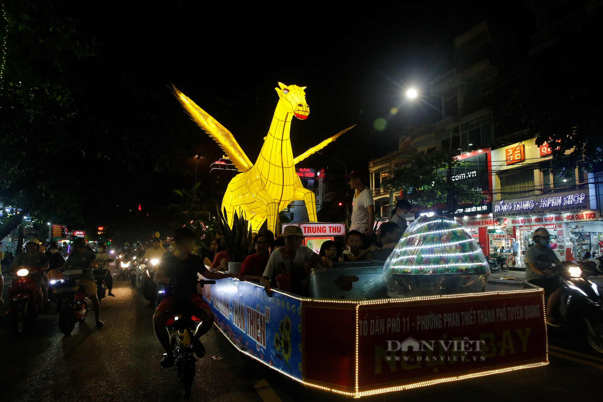 Mãn nhãn những mô hình đèn Trung thu khổng lồ được diễu hành trên đường phố Tuyên Quang - Ảnh 4.
