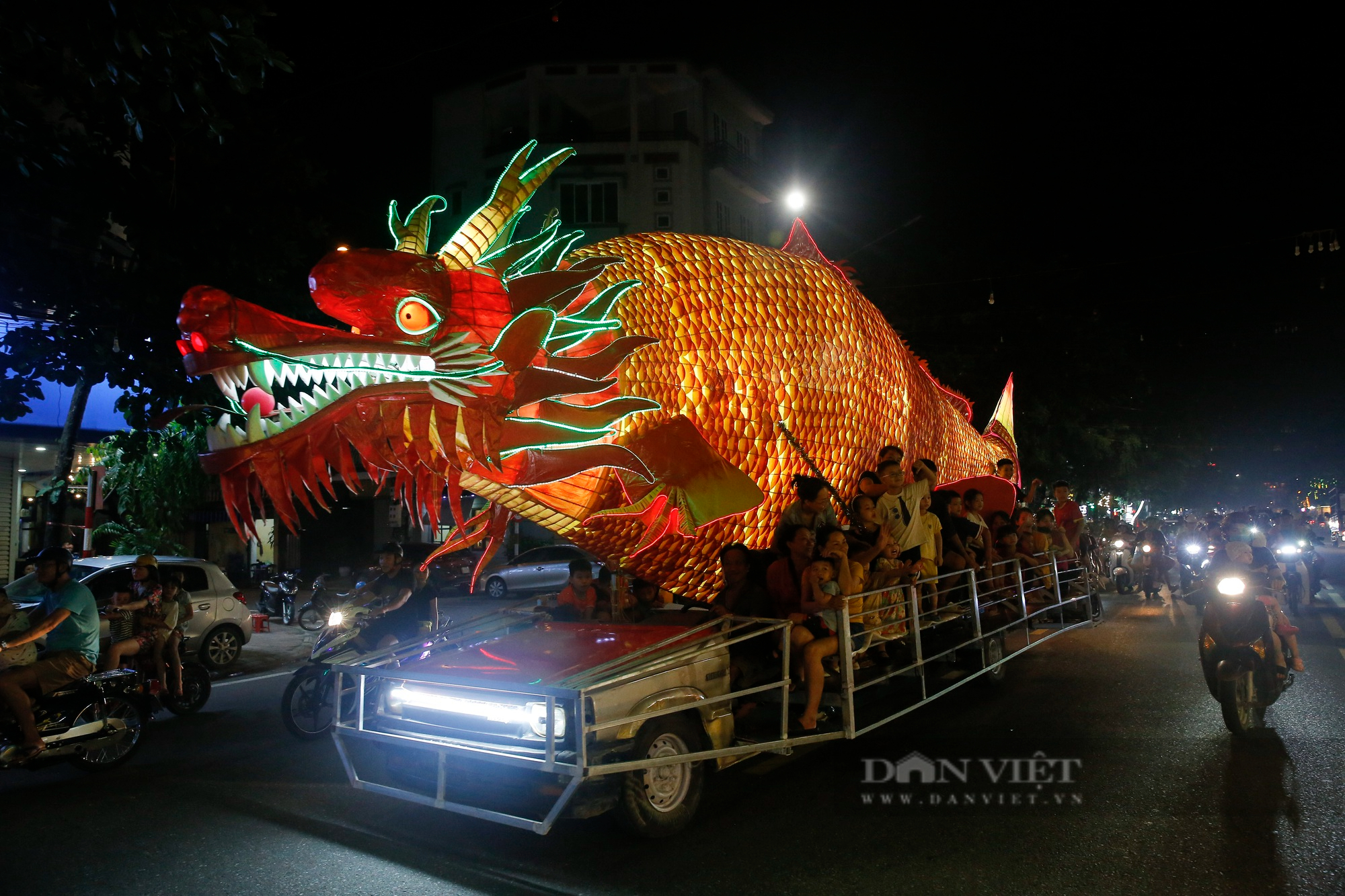 Mãn nhãn những mô hình đèn Trung thu khổng lồ được diễu hành trên đường phố Tuyên Quang - Ảnh 5.