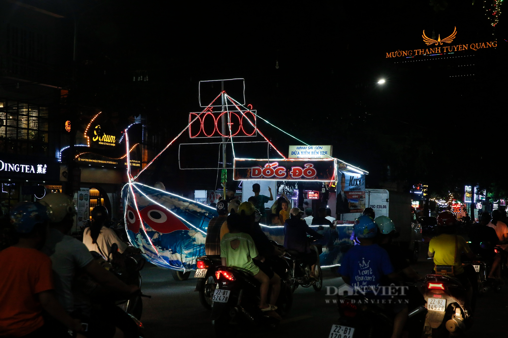 Mãn nhãn những mô hình đèn Trung thu khổng lồ được diễu hành trên đường phố Tuyên Quang - Ảnh 8.