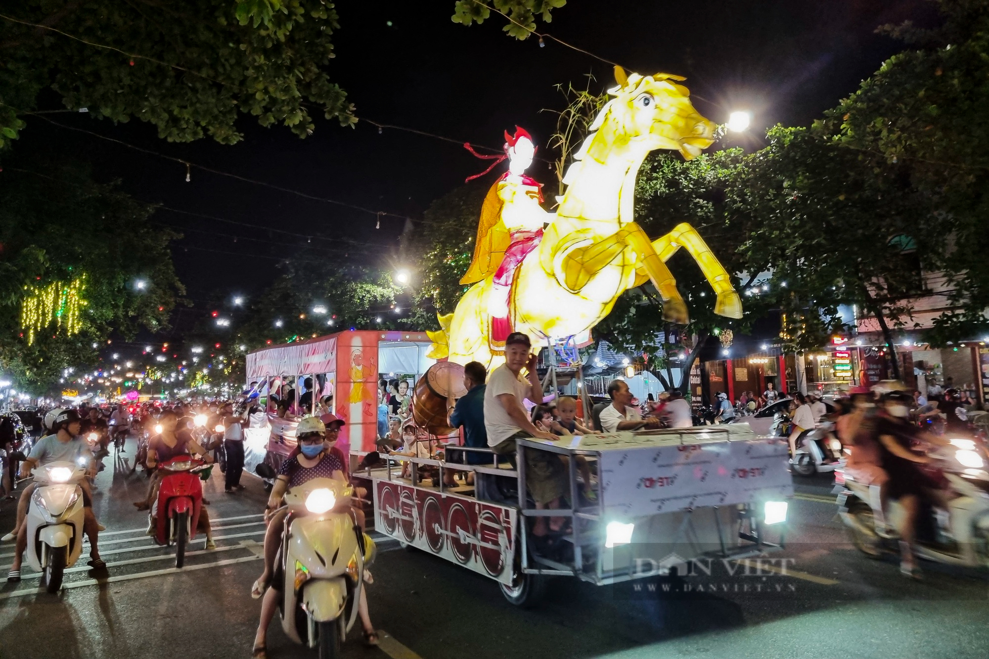 Mãn nhãn những mô hình đèn Trung thu khổng lồ được diễu hành trên đường phố Tuyên Quang - Ảnh 9.