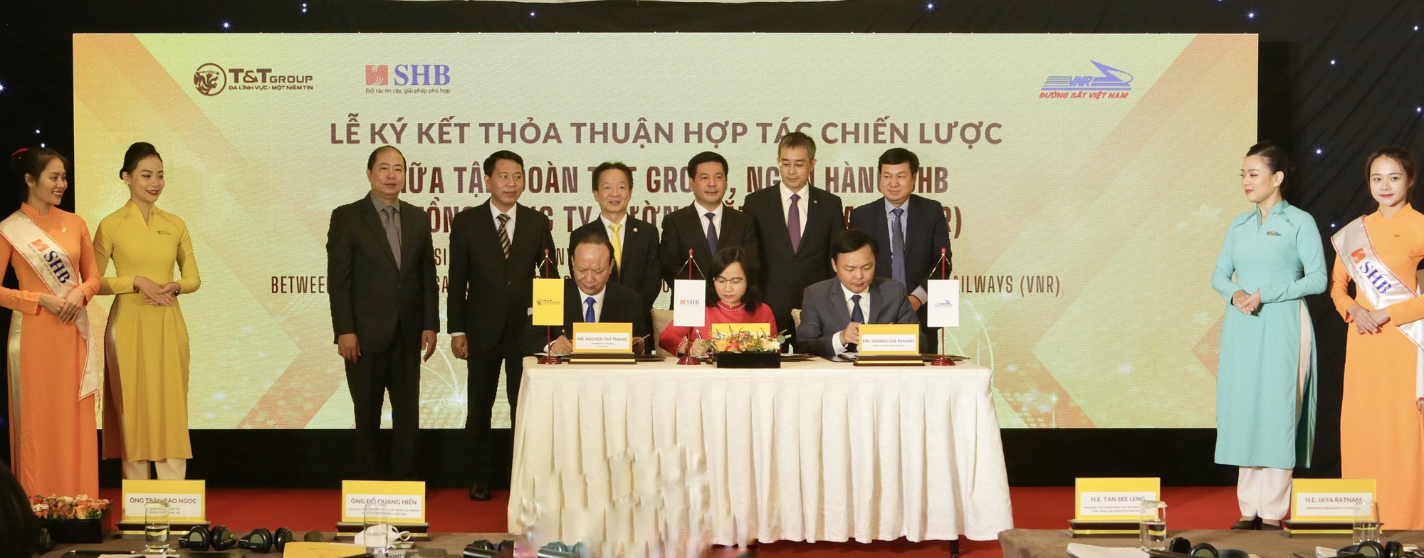 Đại diện Lãnh đạo Ngân hàng SHB, Tập đoàn T&T Group và Tổng Công ty Đường sắt Việt Nam ký thỏa thuận hợp tác chiến lược