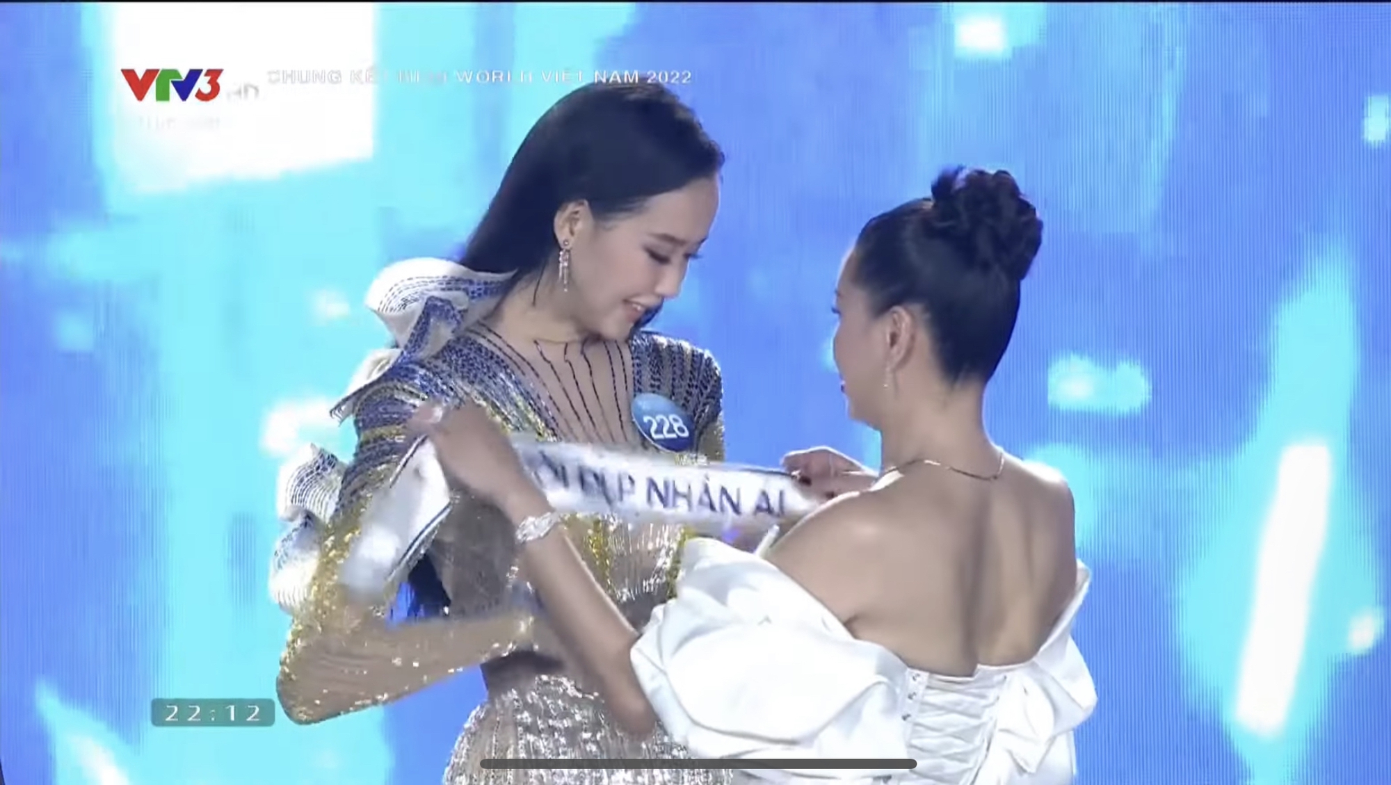 Loạt sự cố đáng tiếc trong đêm chung kết Miss World Vietnam 2022 - Ảnh 4.