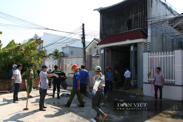 Toàn cảnh lực lượng chức năng tìm kiếm các nạn nhân trong vụ cháy ngôi nhà 2 tầng ở Ninh Thuận - Ảnh 1.