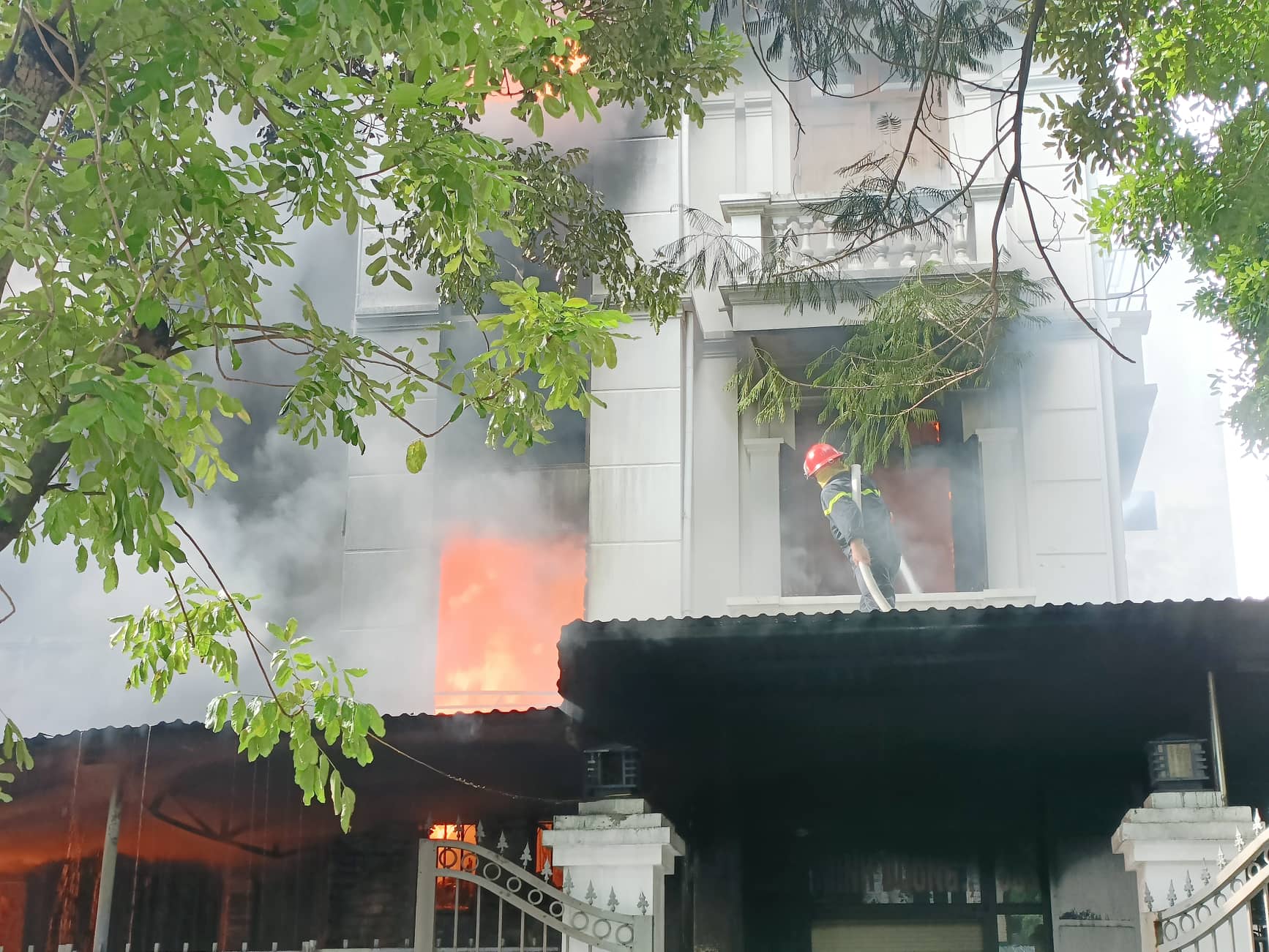 Đang cháy lớn tại xưởng nhựa ở Khu đô thị Pháp Vân, Hà Nội - Ảnh 3.