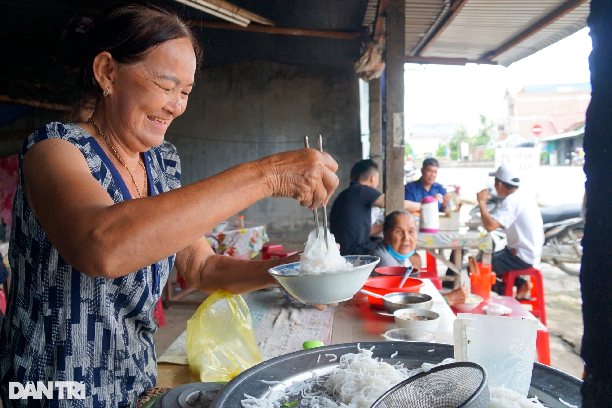 Bình Định: Món ăn đặc sản nức tiếng có gì đặc biệt mà ăn lúc 2-3 tô vẫn thòm thèm - Ảnh 3.