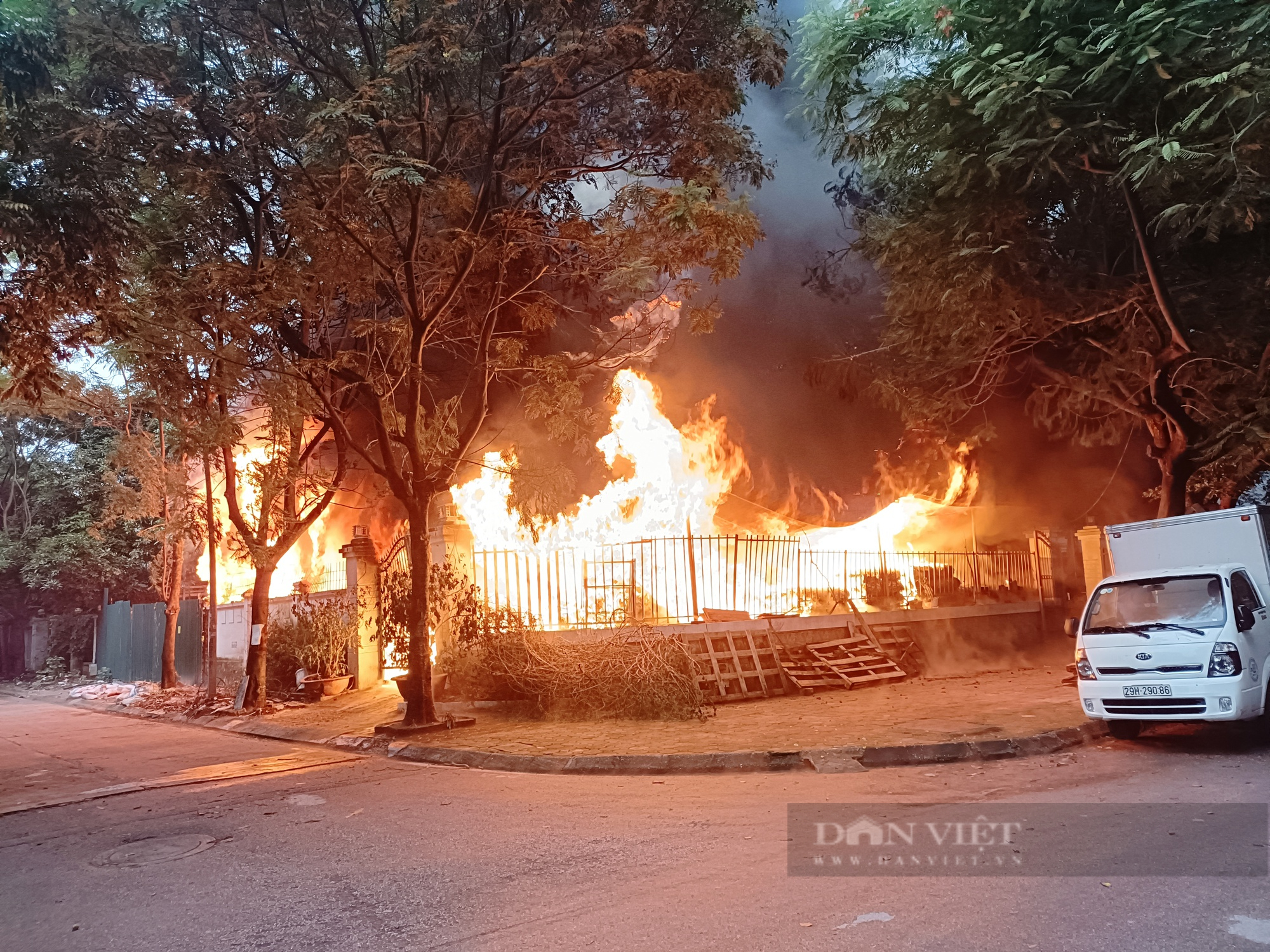 Đang cháy lớn tại xưởng nhựa ở Khu Đô thị Pháp Vân, Hà Nội - Ảnh 2.