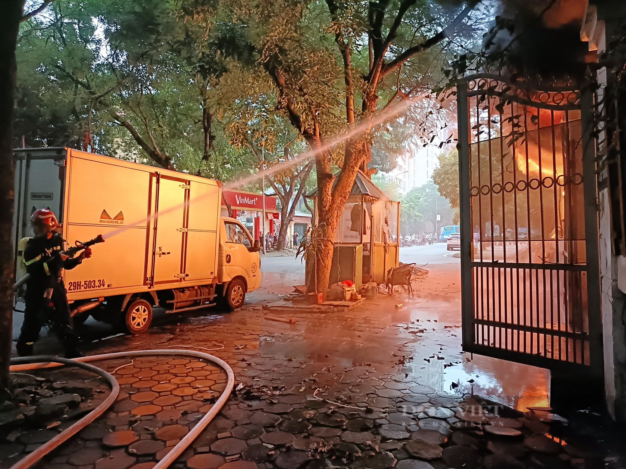 Đang cháy lớn tại xưởng nhựa ở Khu Đô thị Pháp Vân, Hà Nội - Ảnh 5.