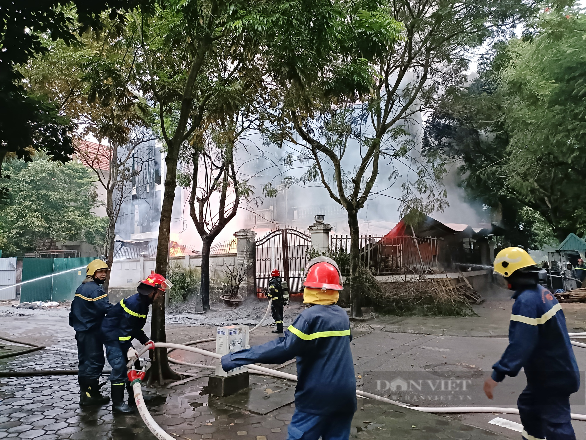 Đang cháy lớn tại xưởng nhựa ở Khu Đô thị Pháp Vân, Hà Nội - Ảnh 7.